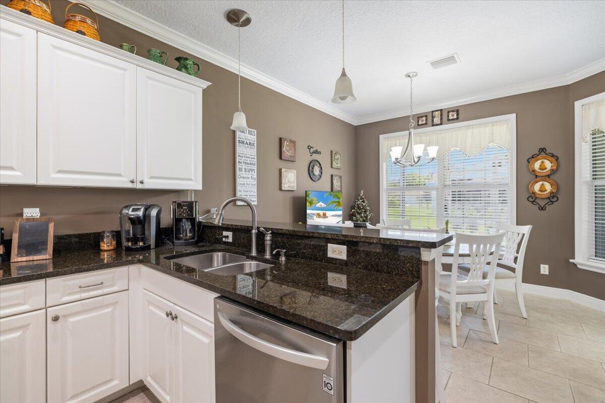 5828 Pine Ridge Circle Property Photo 14