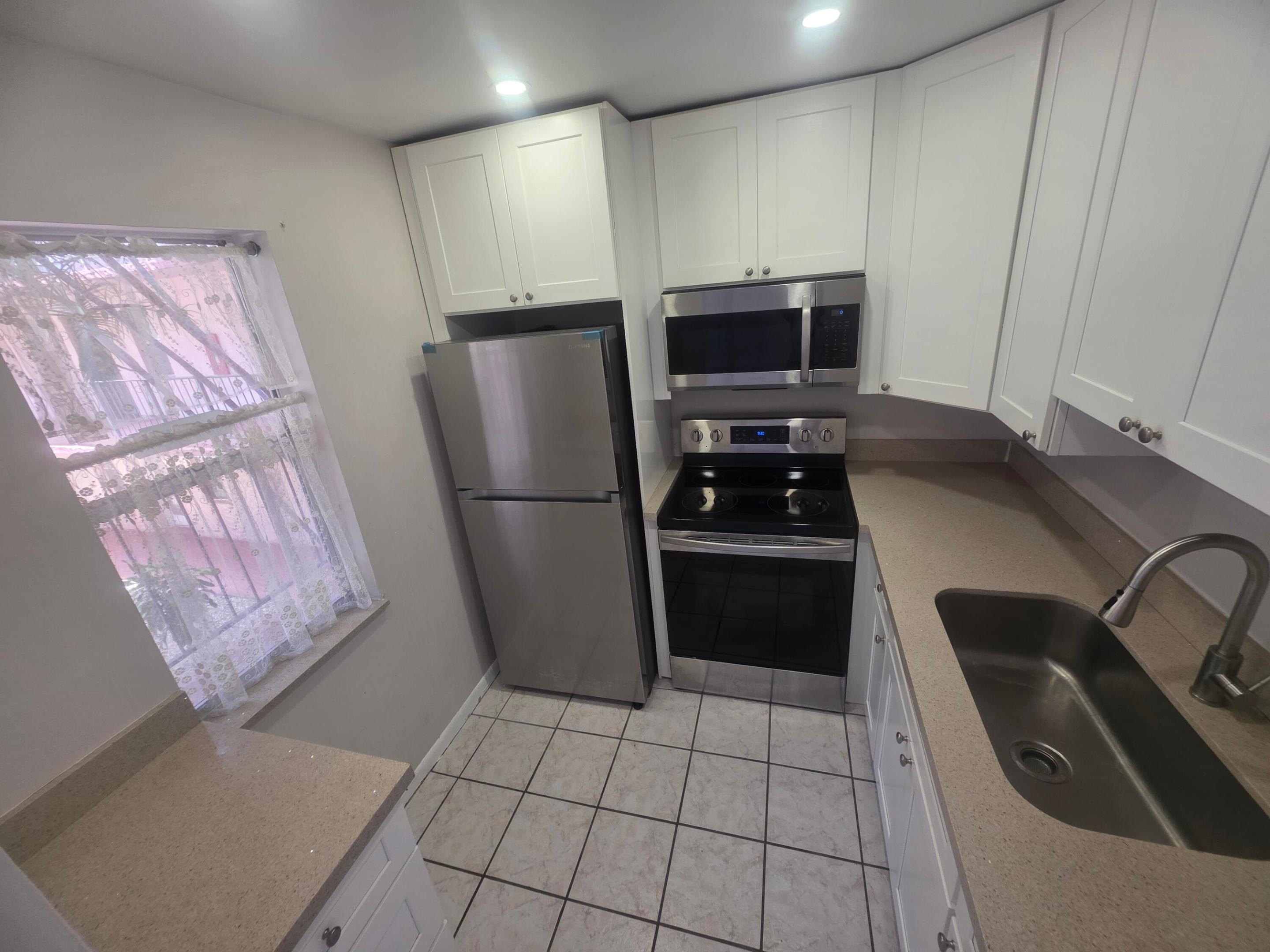 2851 Somerset Drive 208 Property Photo 4