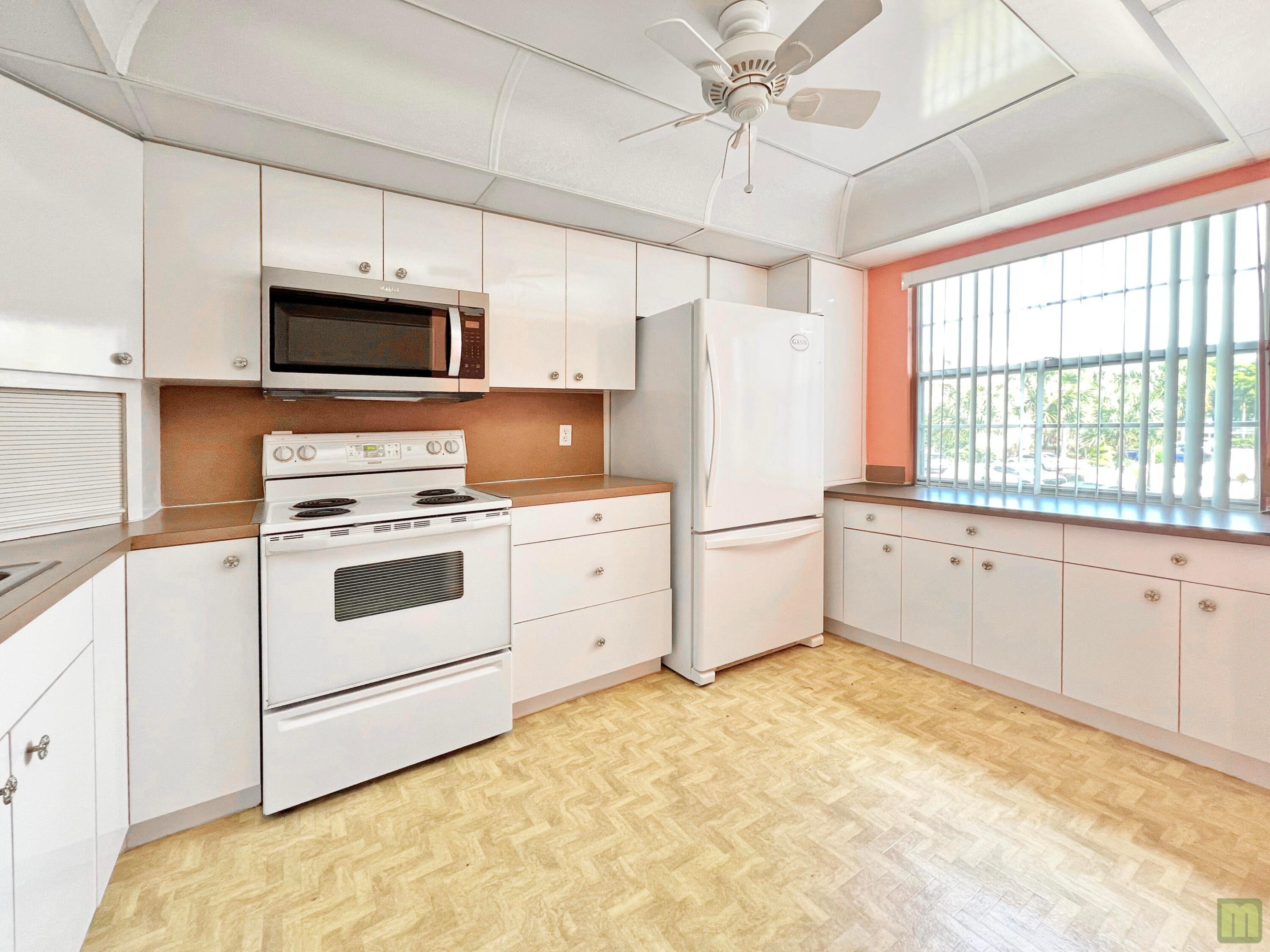 1901 Bermuda Circle M2 Property Photo 6