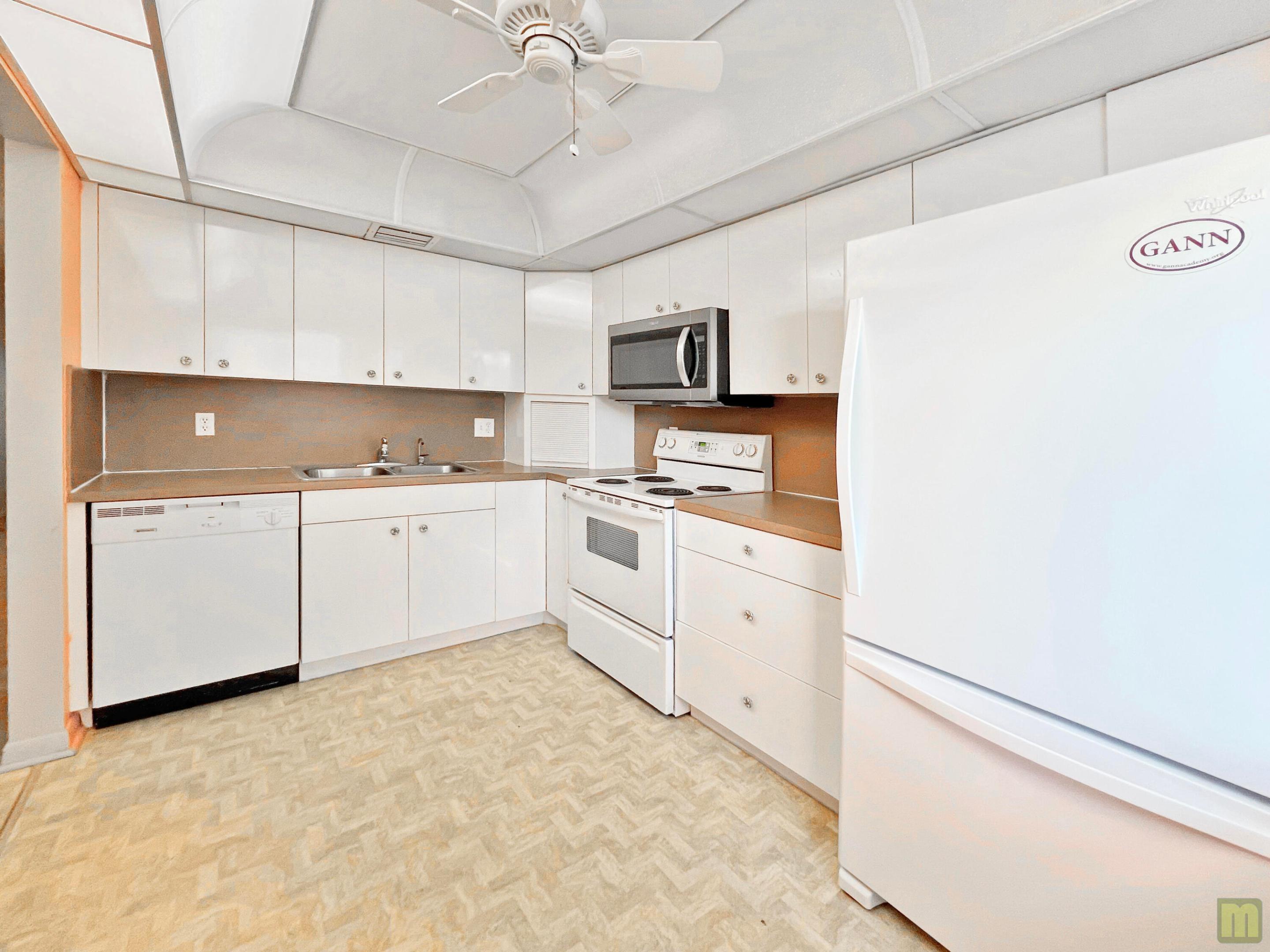1901 Bermuda Circle M2 Property Photo 8