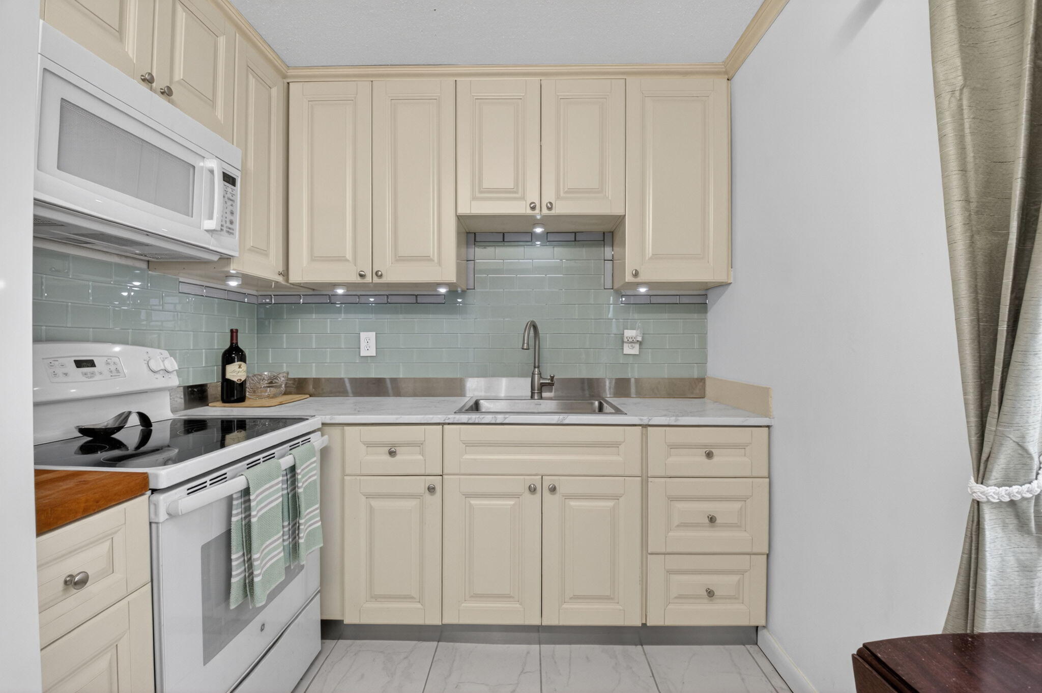 502 Normandy K Property Photo 9