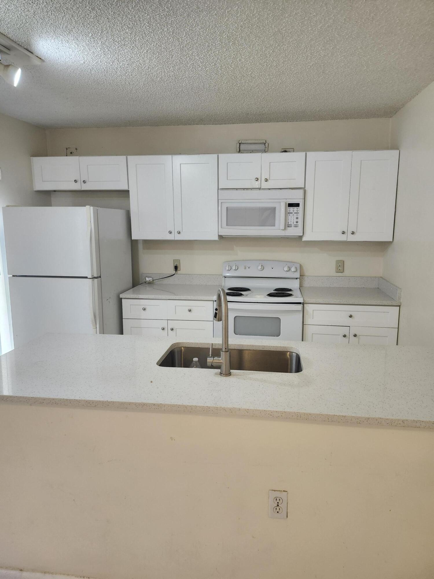 1612 16th Way 1612 Property Photo 3