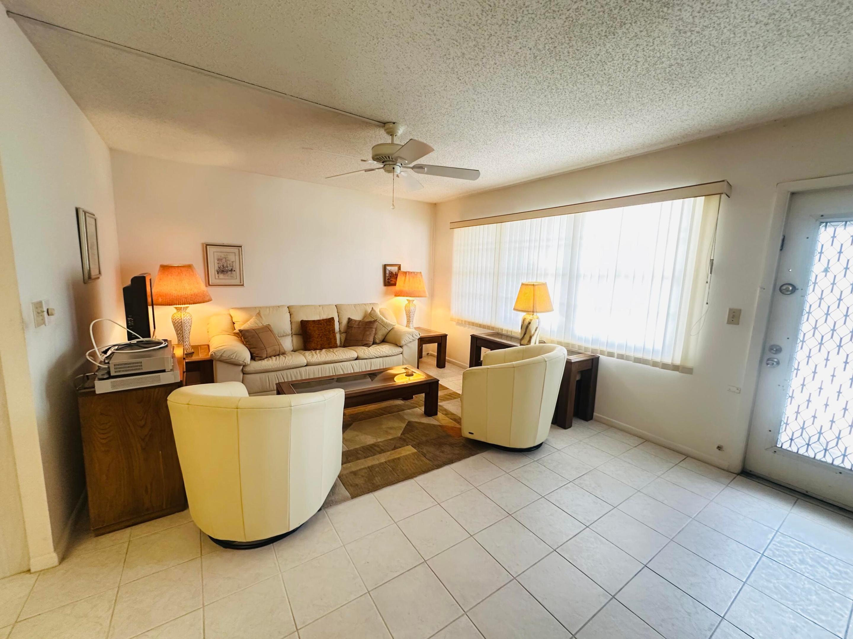 2060 Harwood E Property Photo 4