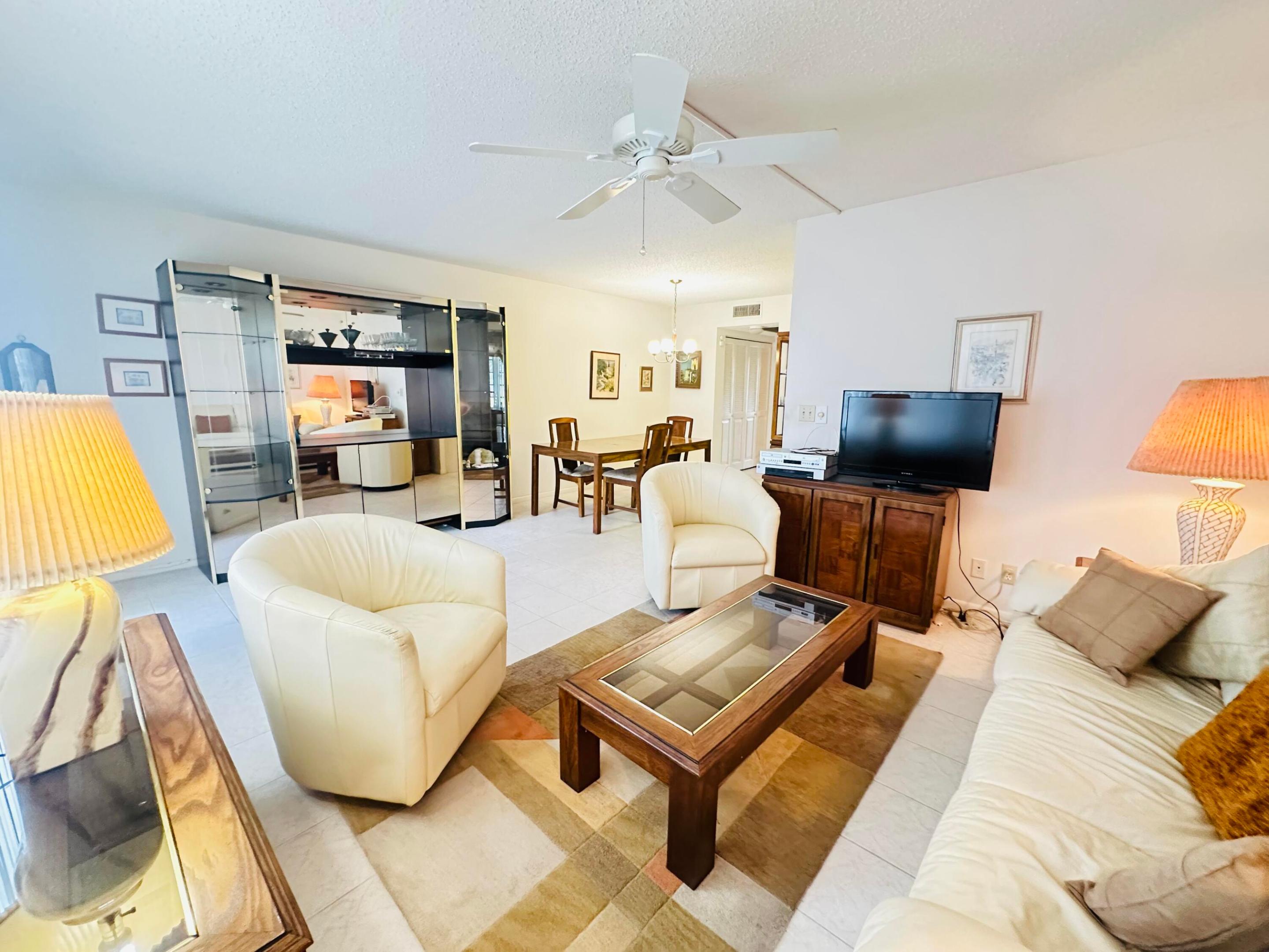 2060 Harwood E Property Photo 5