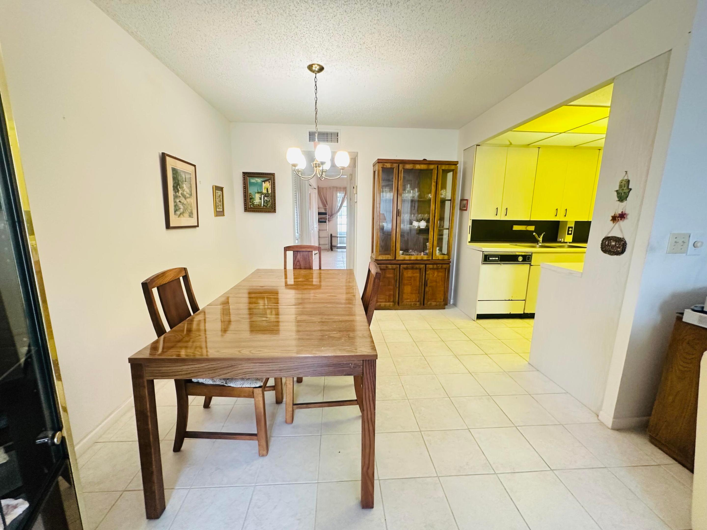 2060 Harwood E Property Photo 6