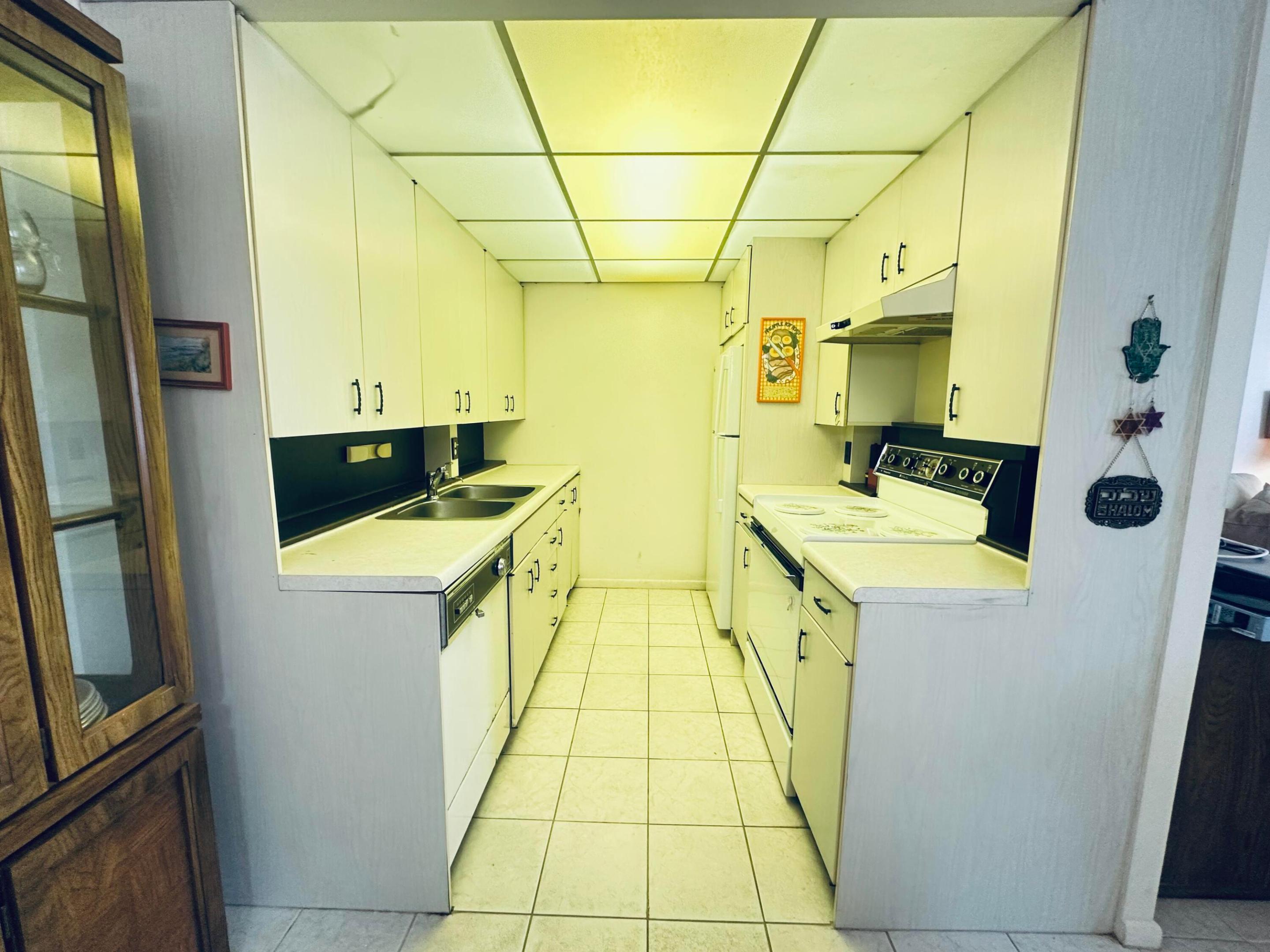 2060 Harwood E Property Photo 9
