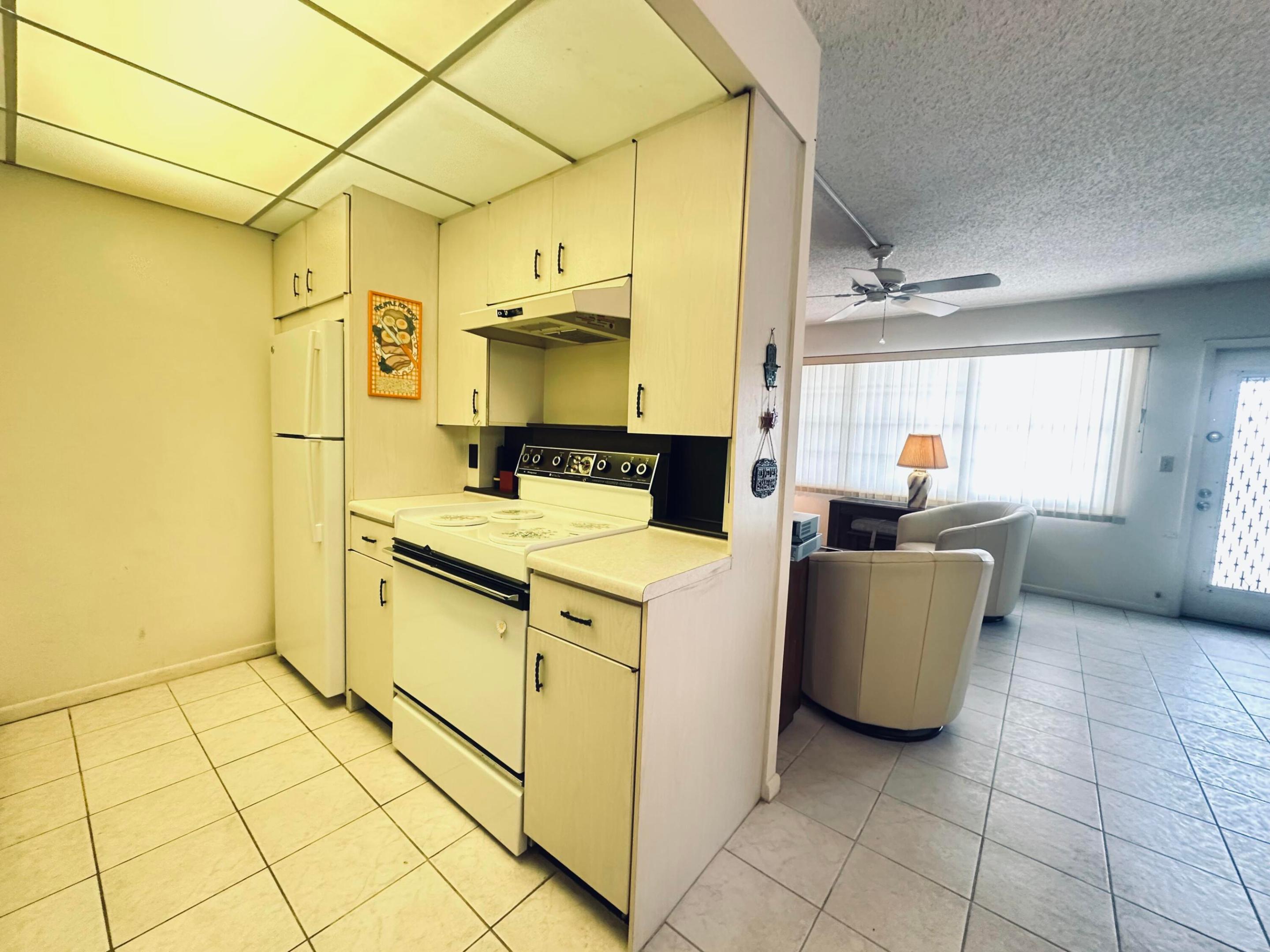 2060 Harwood E Property Photo 10