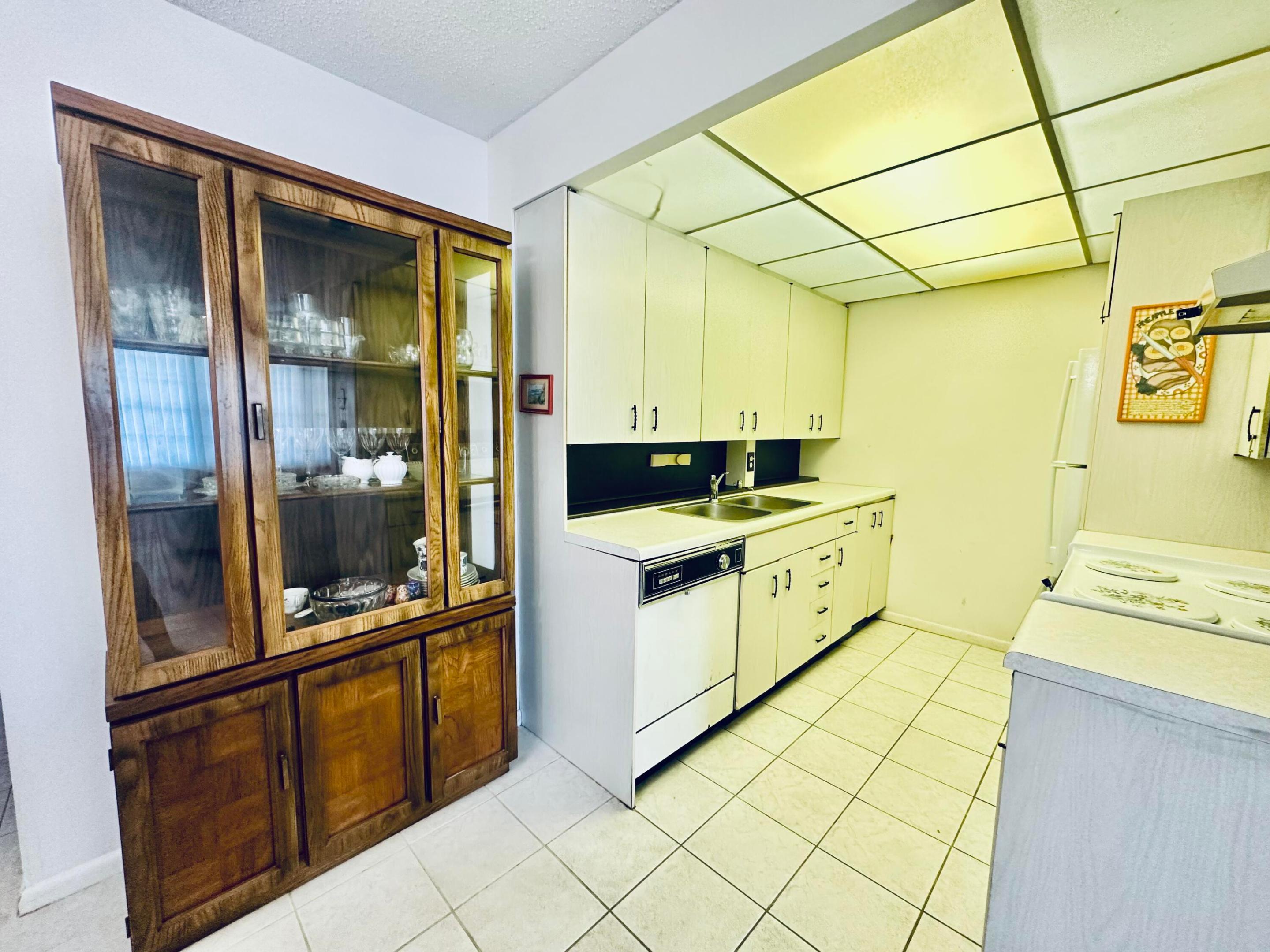 2060 Harwood E Property Photo 11