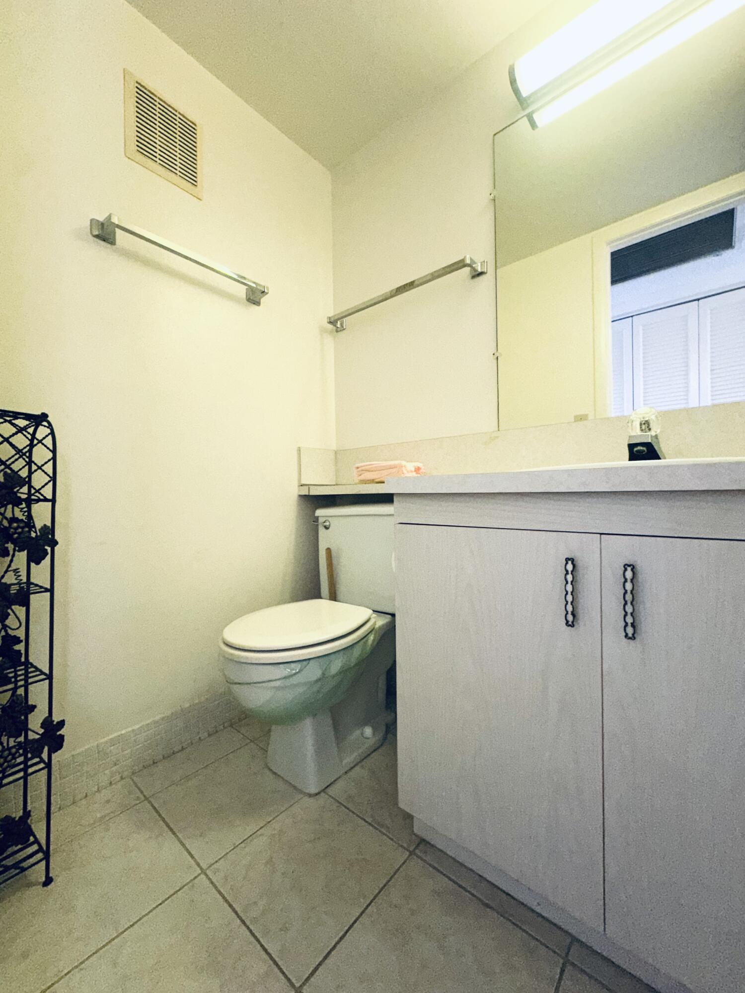 2060 Harwood E Property Photo 12