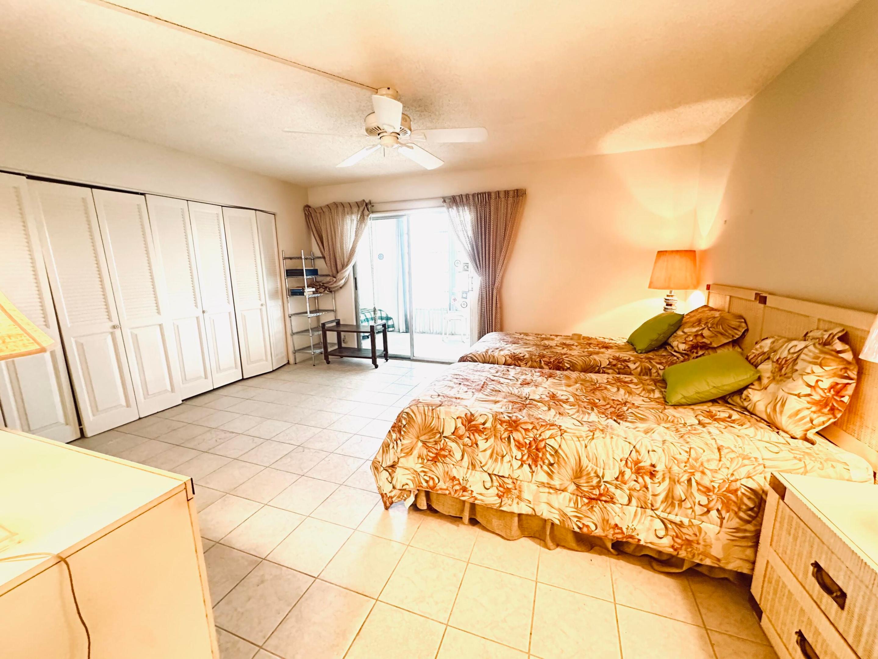 2060 Harwood E Property Photo 13