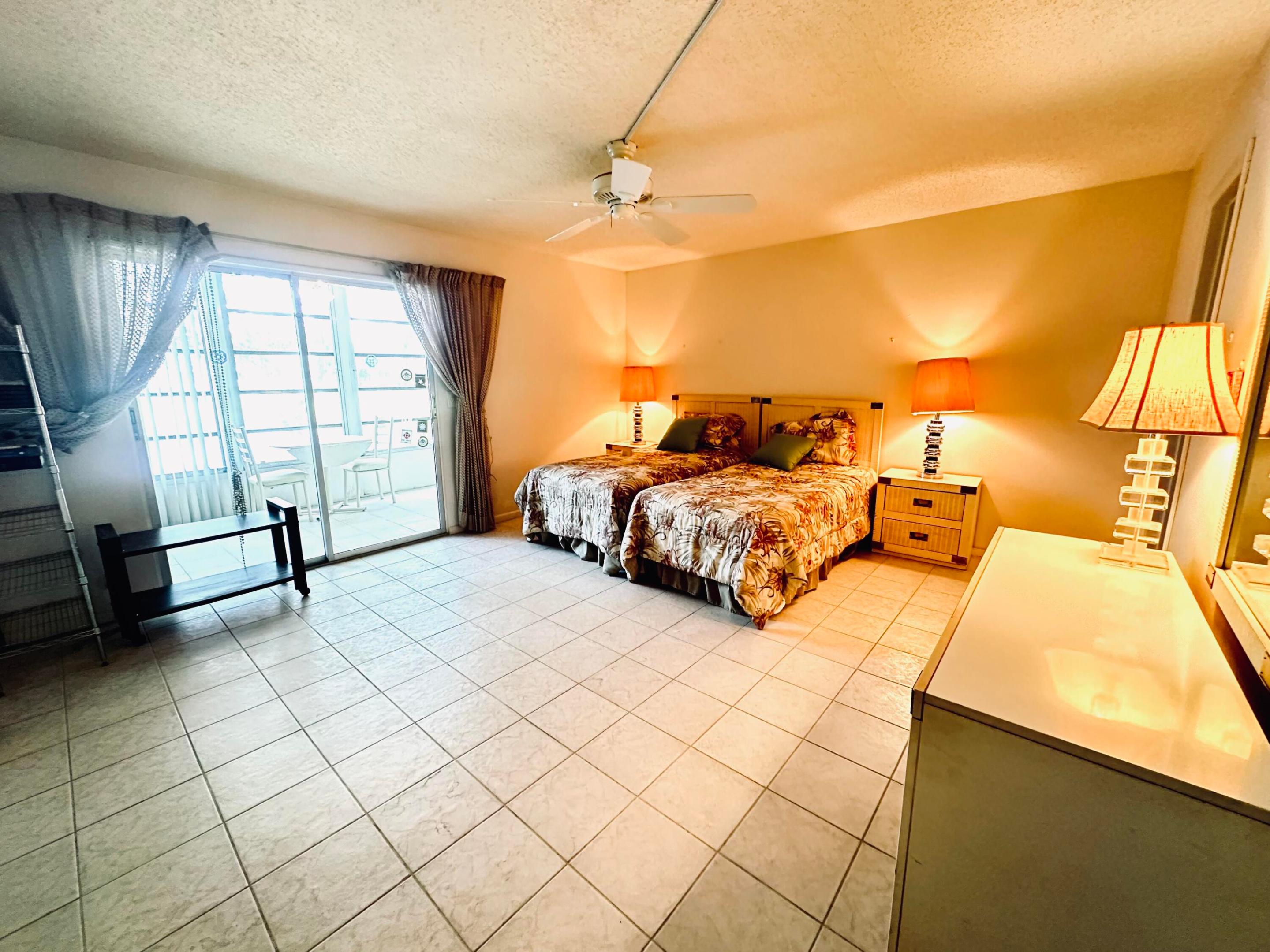 2060 Harwood E Property Photo 14