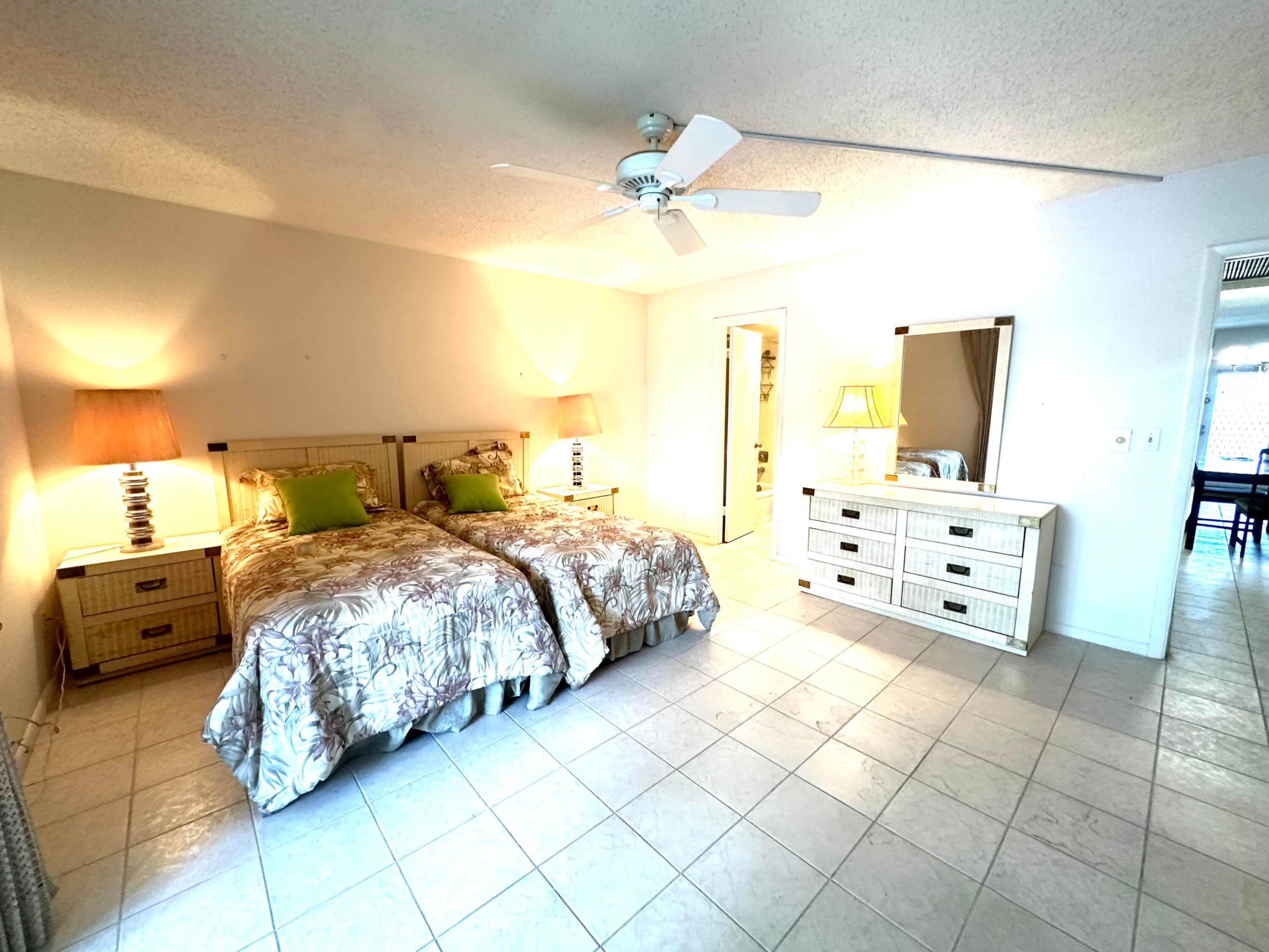 2060 Harwood E Property Photo 15