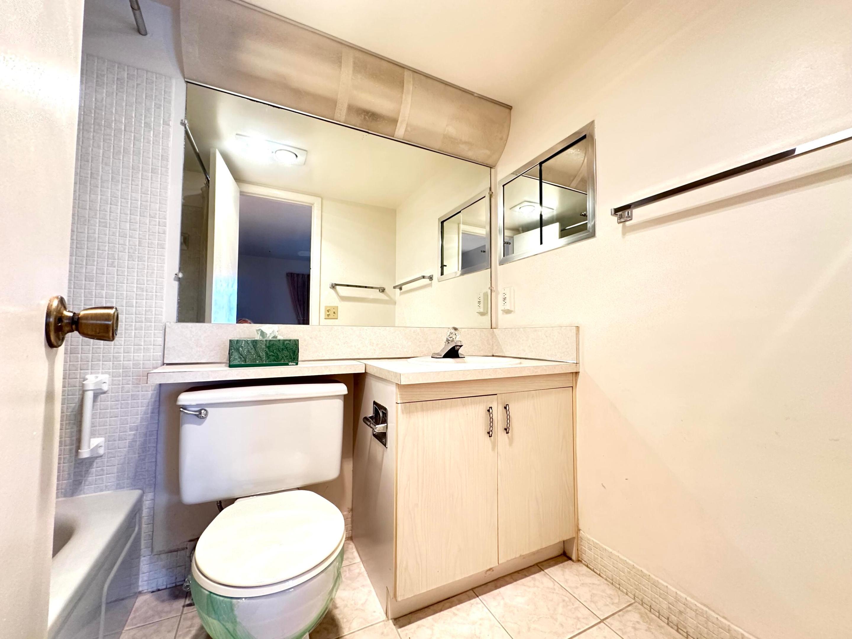 2060 Harwood E Property Photo 16