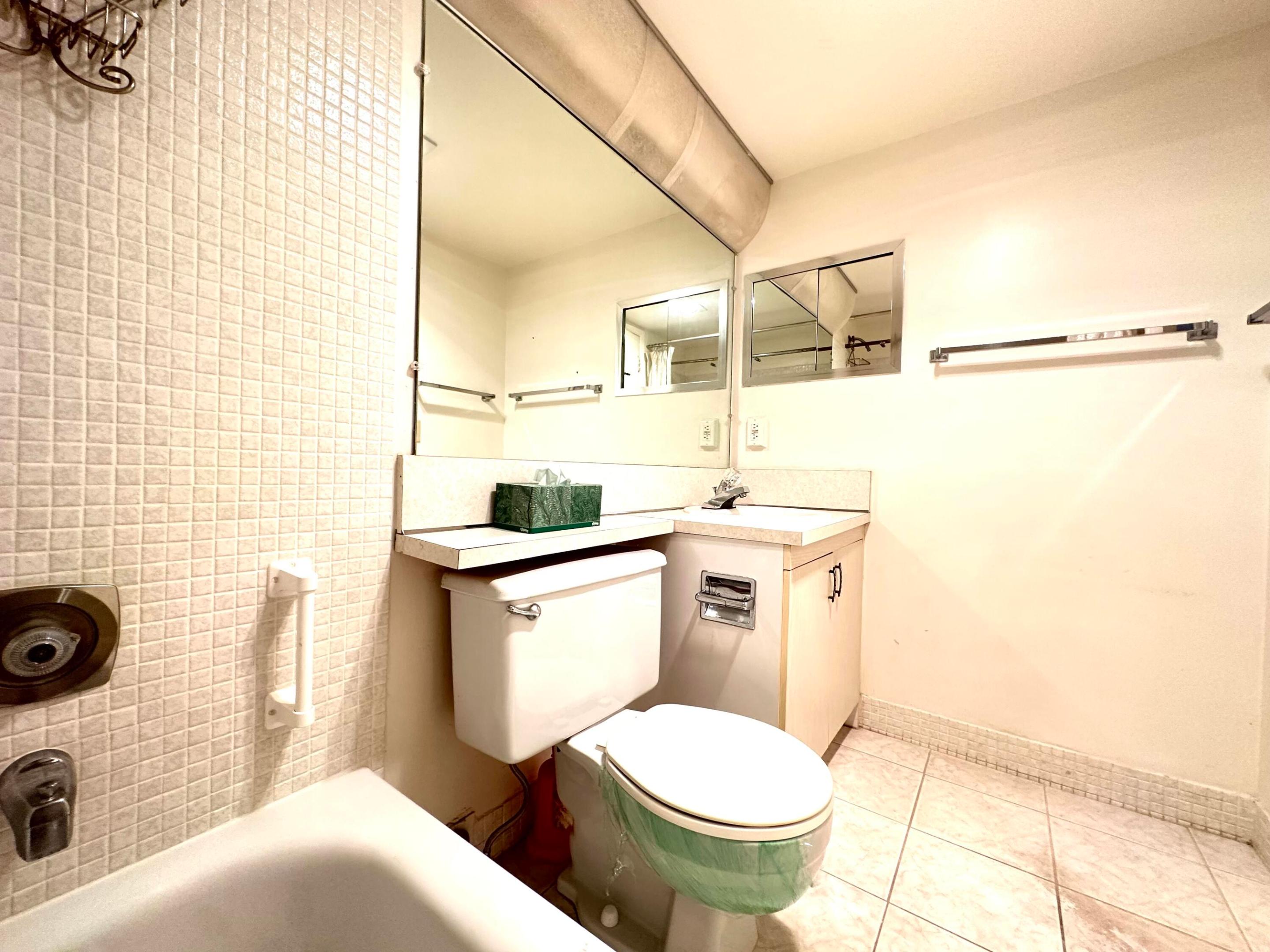 2060 Harwood E Property Photo 18
