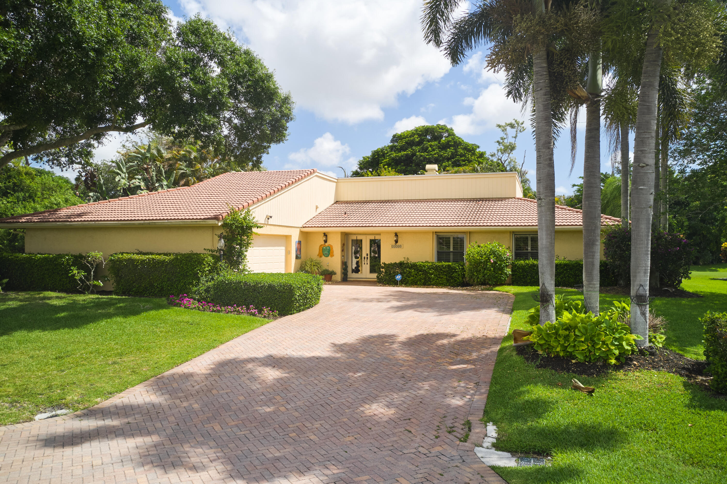 13588 Cross Pointe Drive Property Photo 4