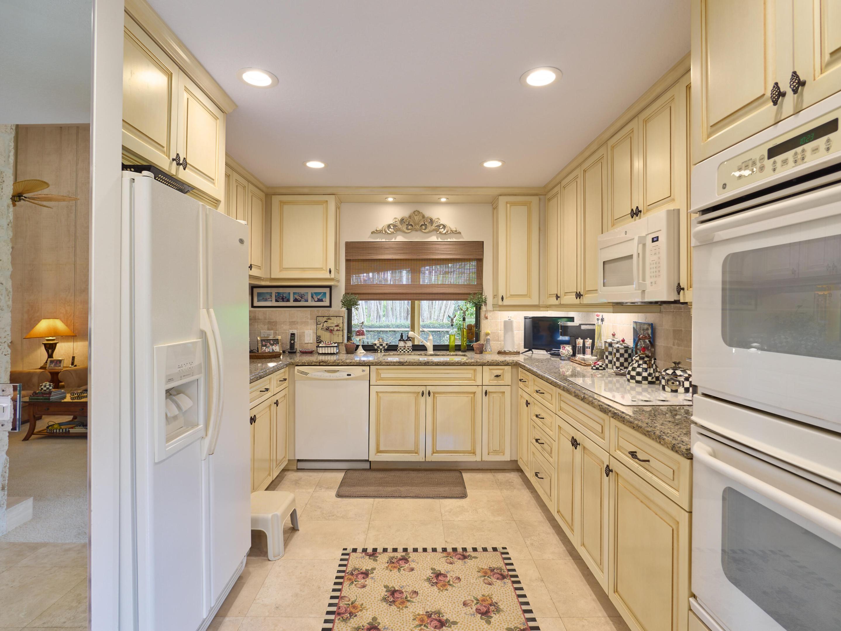 13588 Cross Pointe Drive Property Photo 9