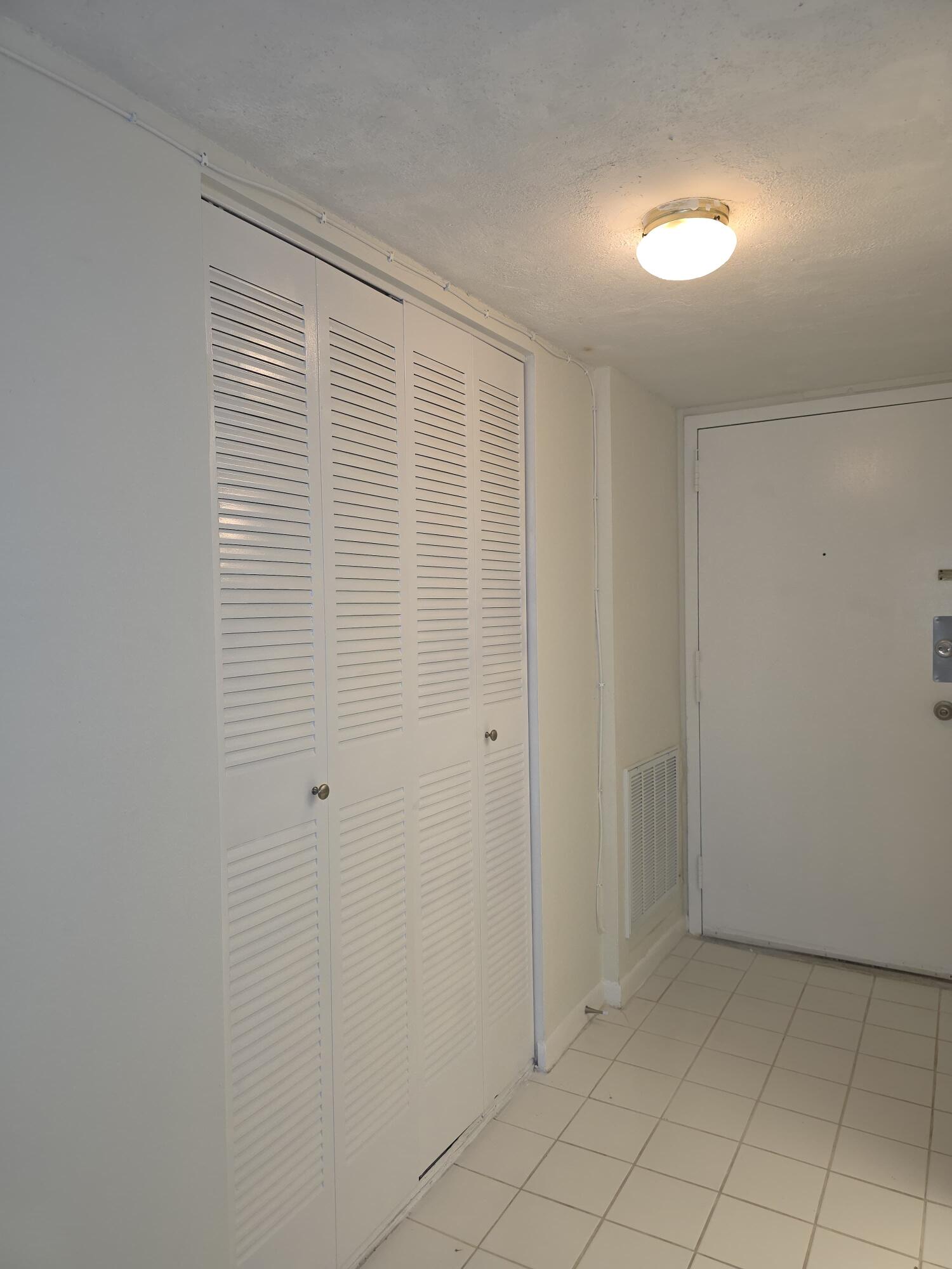 470 Executive Center Drive 2k Property Photo 3