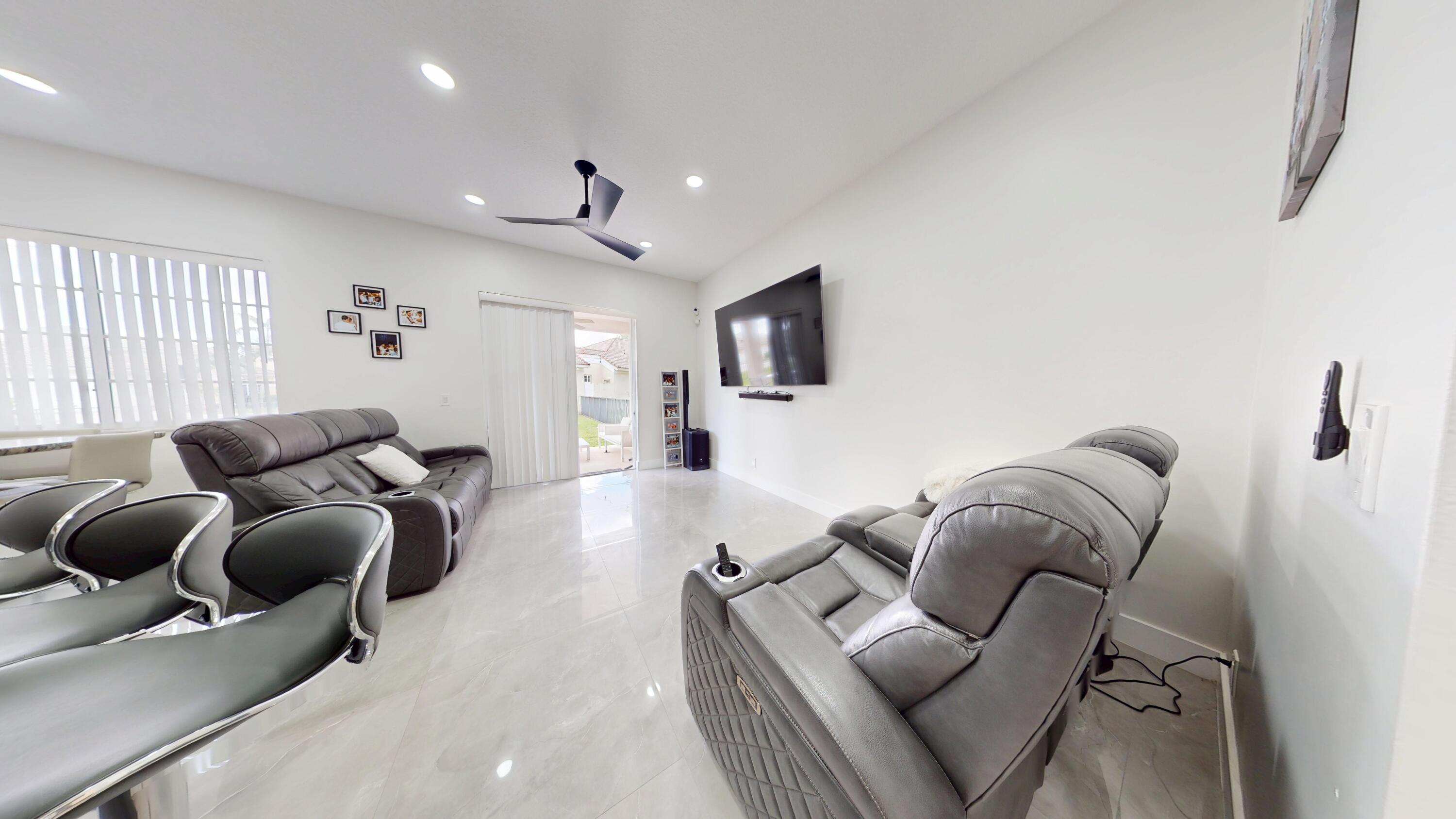 8586 White Cay Property Photo 12