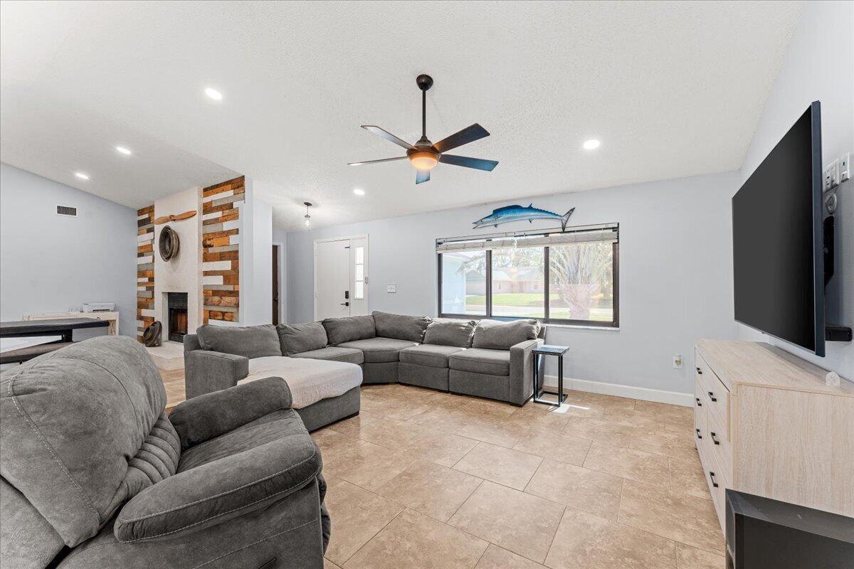 2350 Fallon Boulevard Ne Property Photo 6
