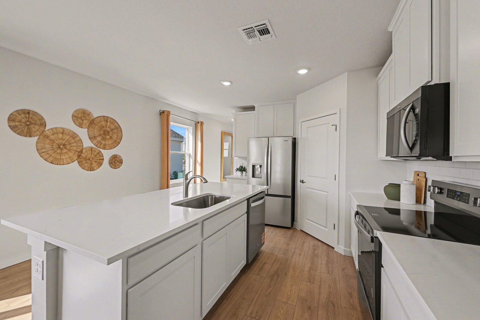 9633 Venetian Square Property Photo 10