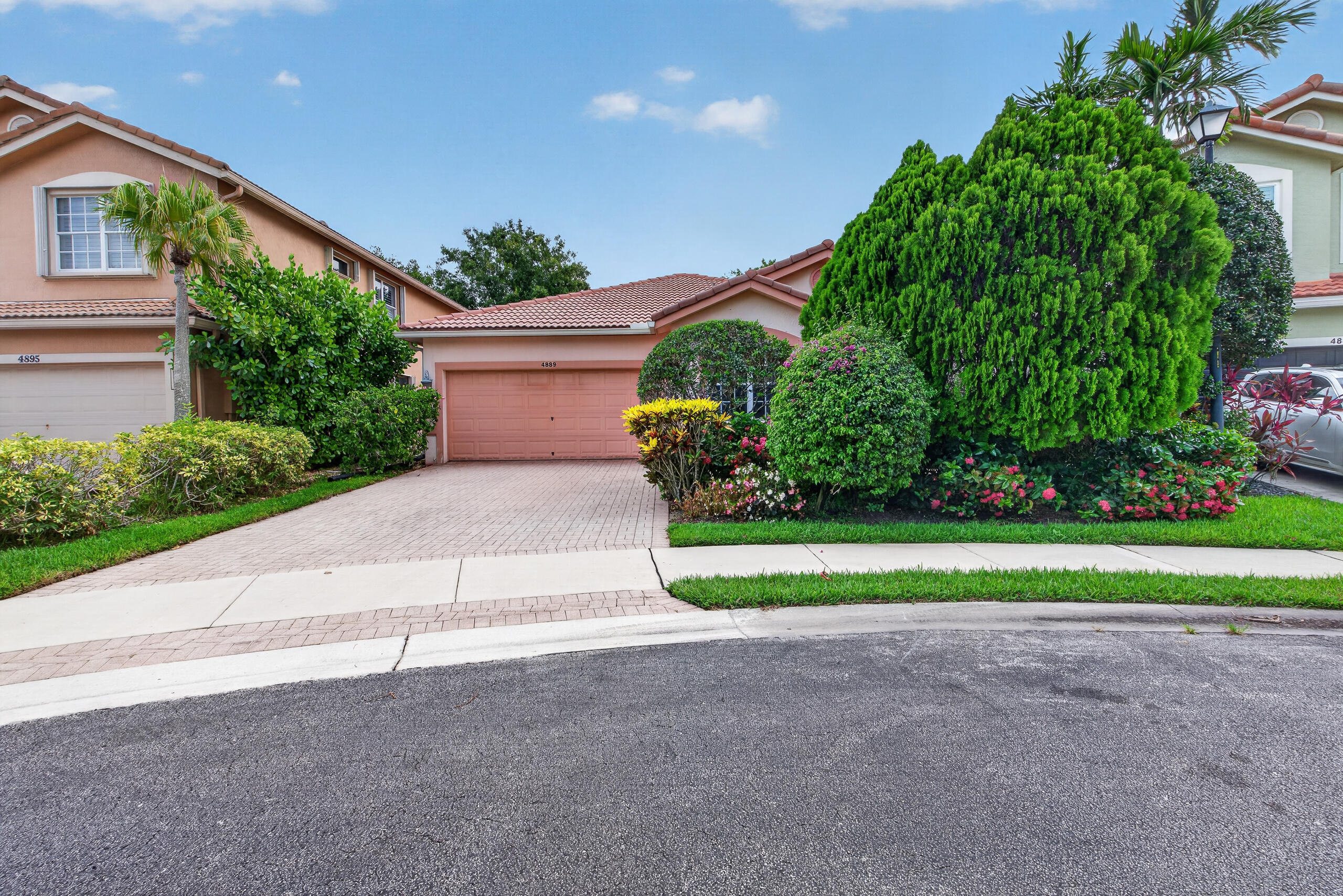 4889 N Classical Boulevard Property Photo 2