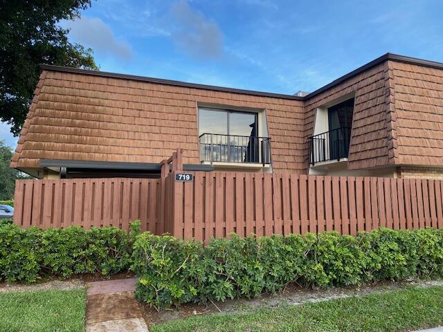 719 7th Lane Property Photo 3