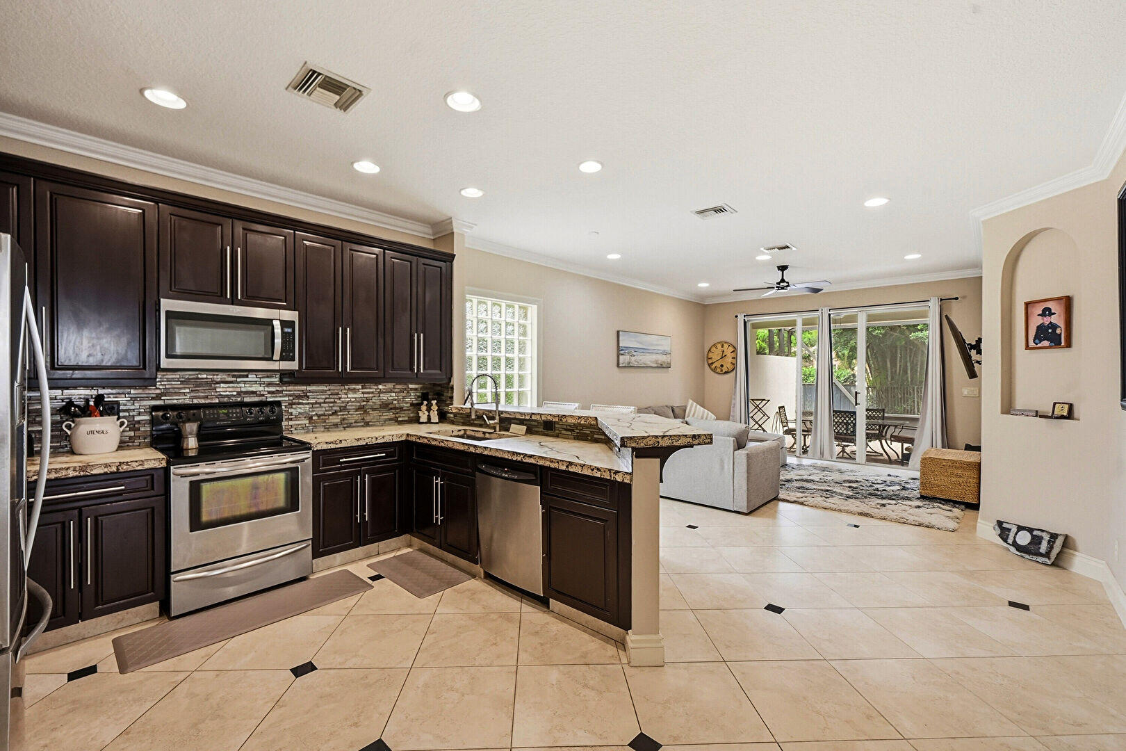 310 Venice Boulevard Property Photo 8