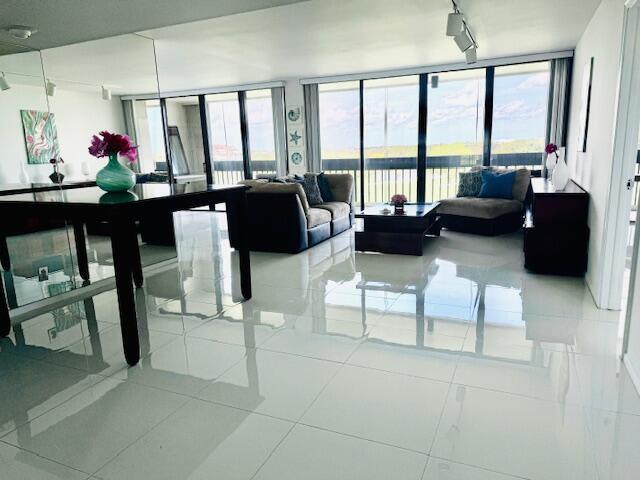 2000 Presidential Way 702 Property Photo 5