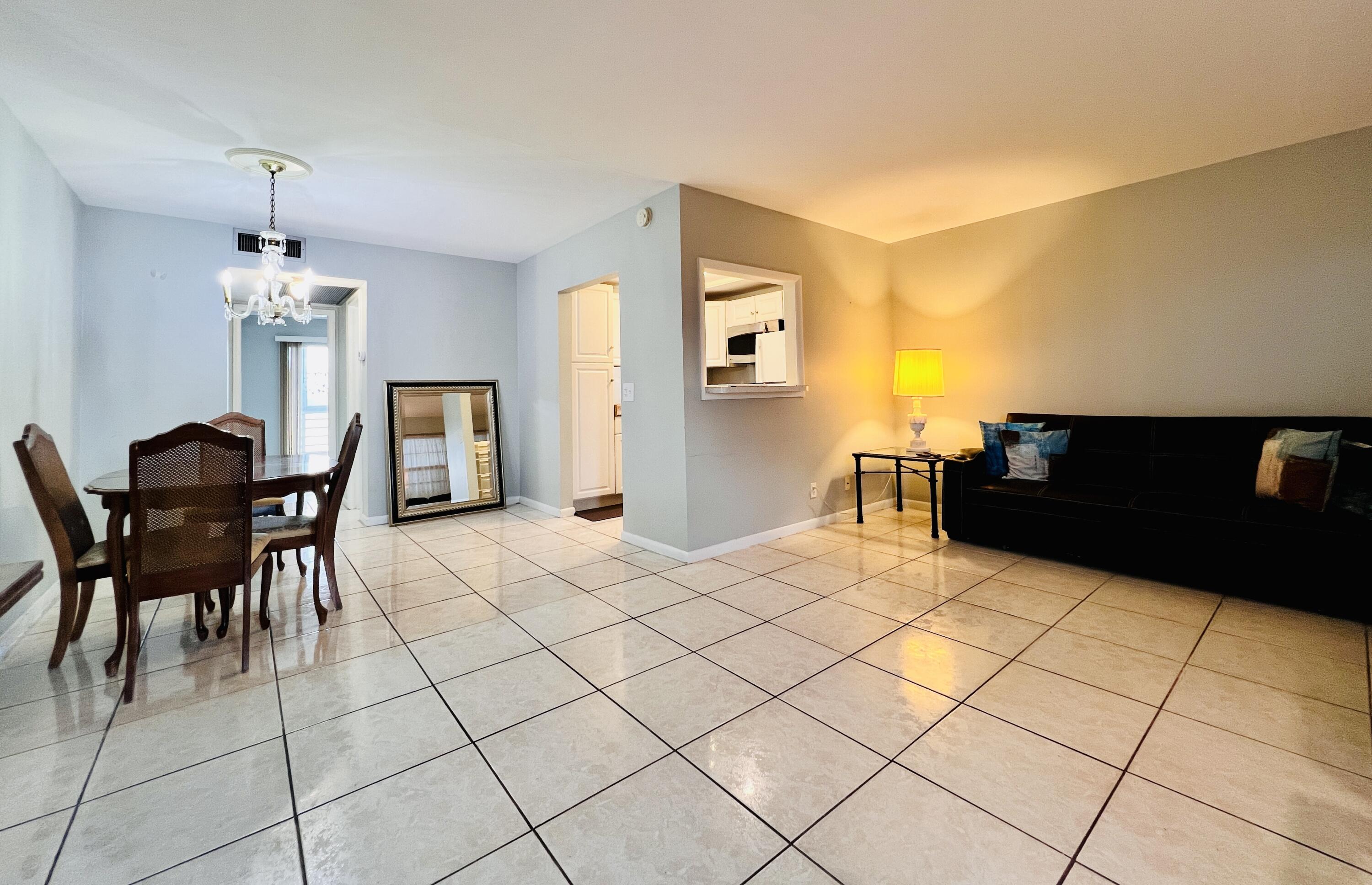 330 Southampton B Property Photo 3