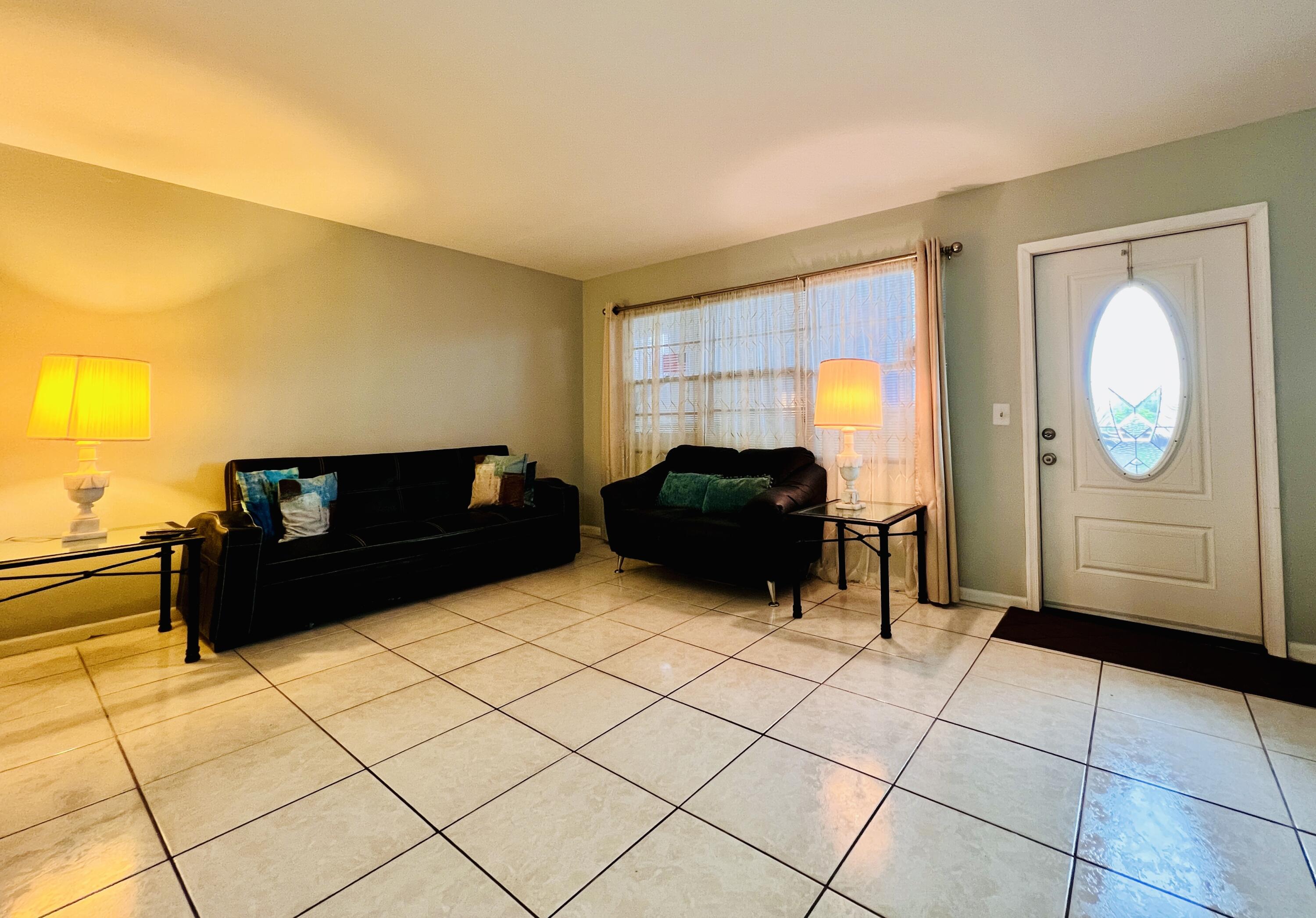 330 Southampton B Property Photo 4