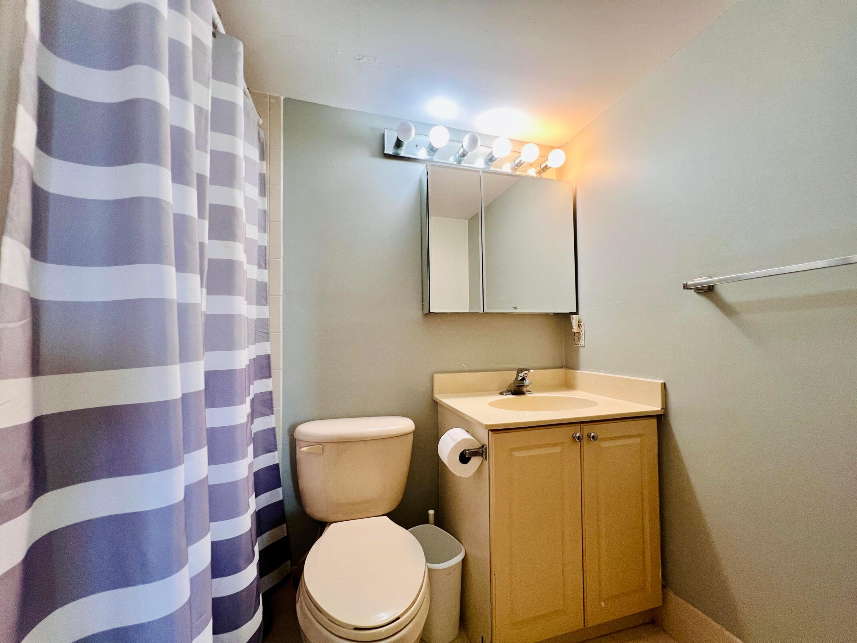 330 Southampton B Property Photo 8