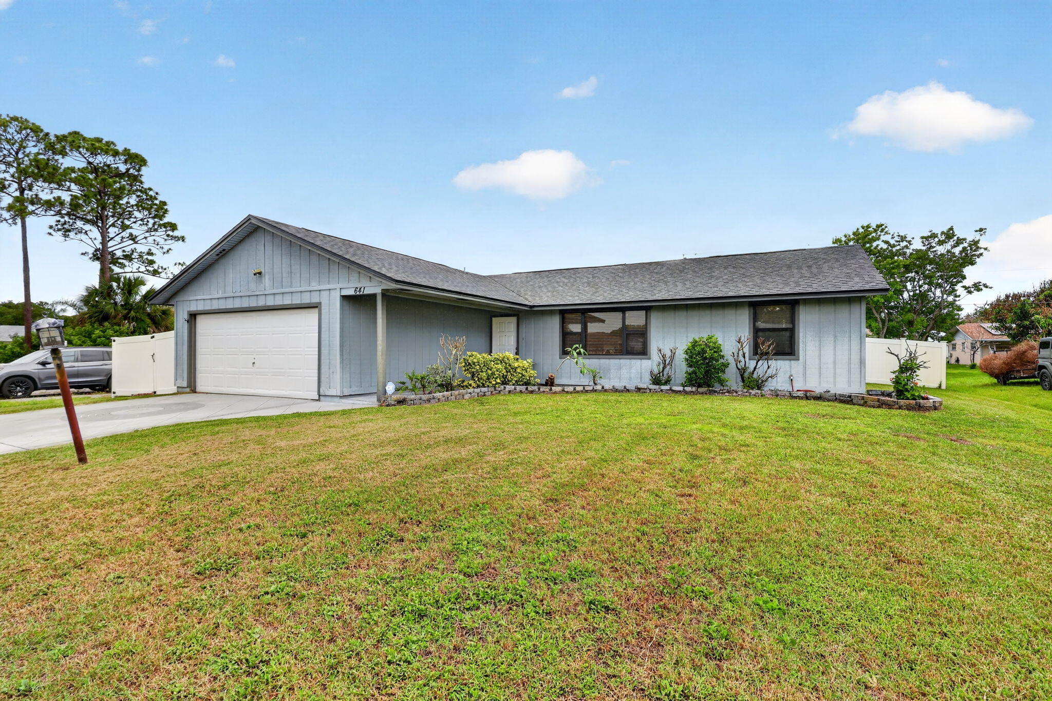 641 Se Streamlet Avenue Property Photo 2