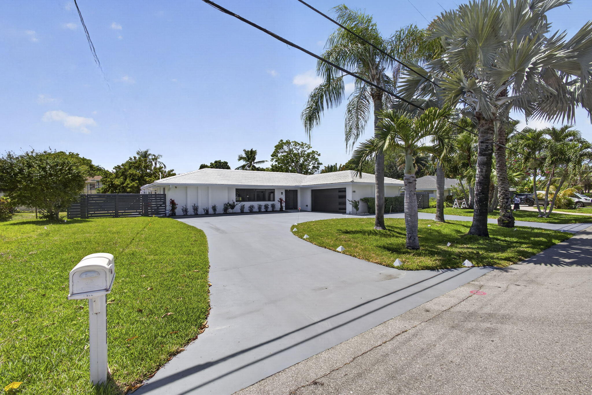 8111 W Lake Drive Property Photo 3