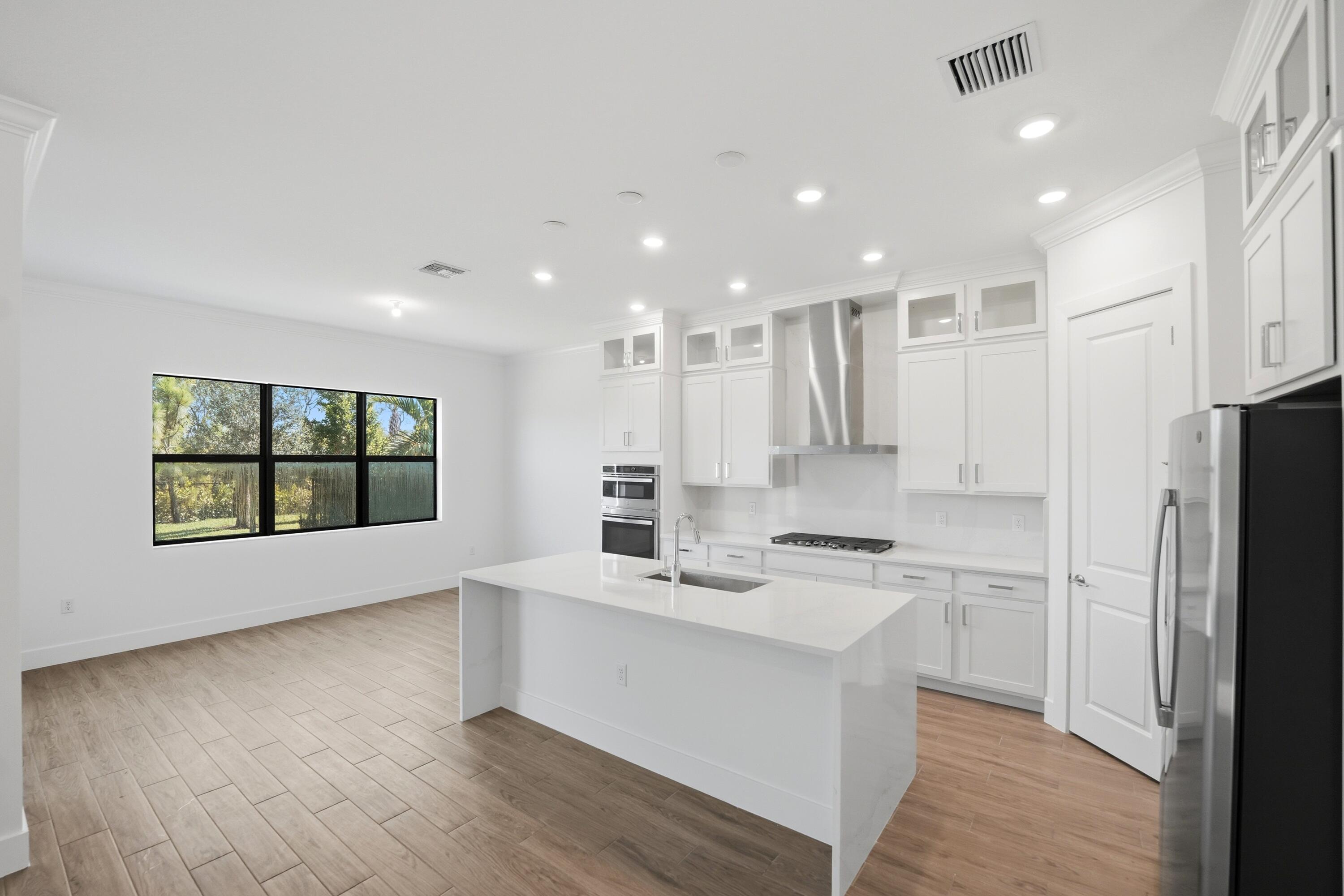 1012 Raleigh Way Property Photo 10