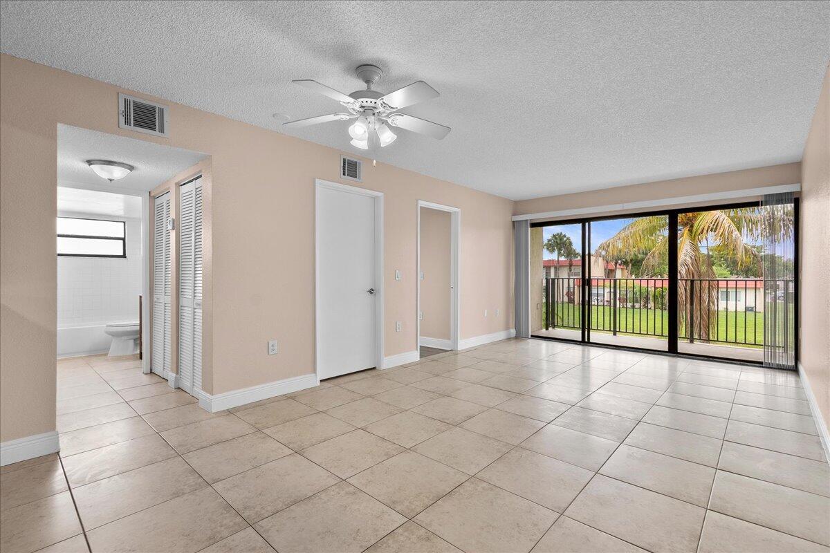 1524 Lake Crystal Drive F Property Photo 1
