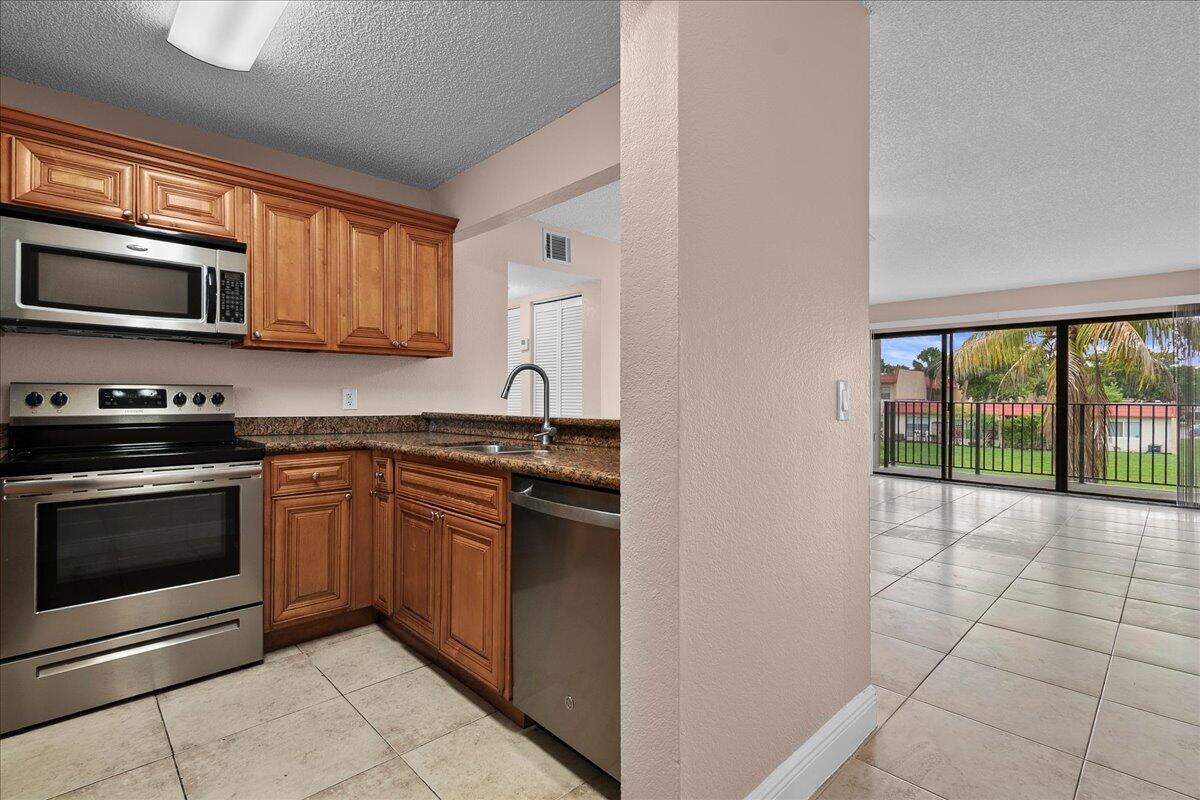 1524 Lake Crystal Drive F Property Photo 2