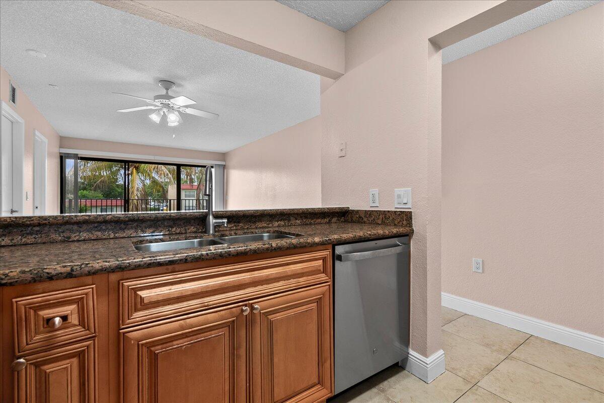 1524 Lake Crystal Drive F Property Photo 4