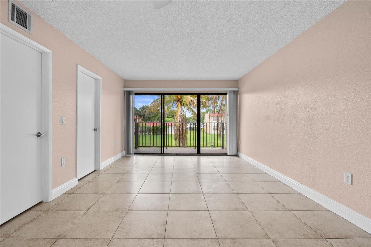 1524 Lake Crystal Drive F Property Photo 5