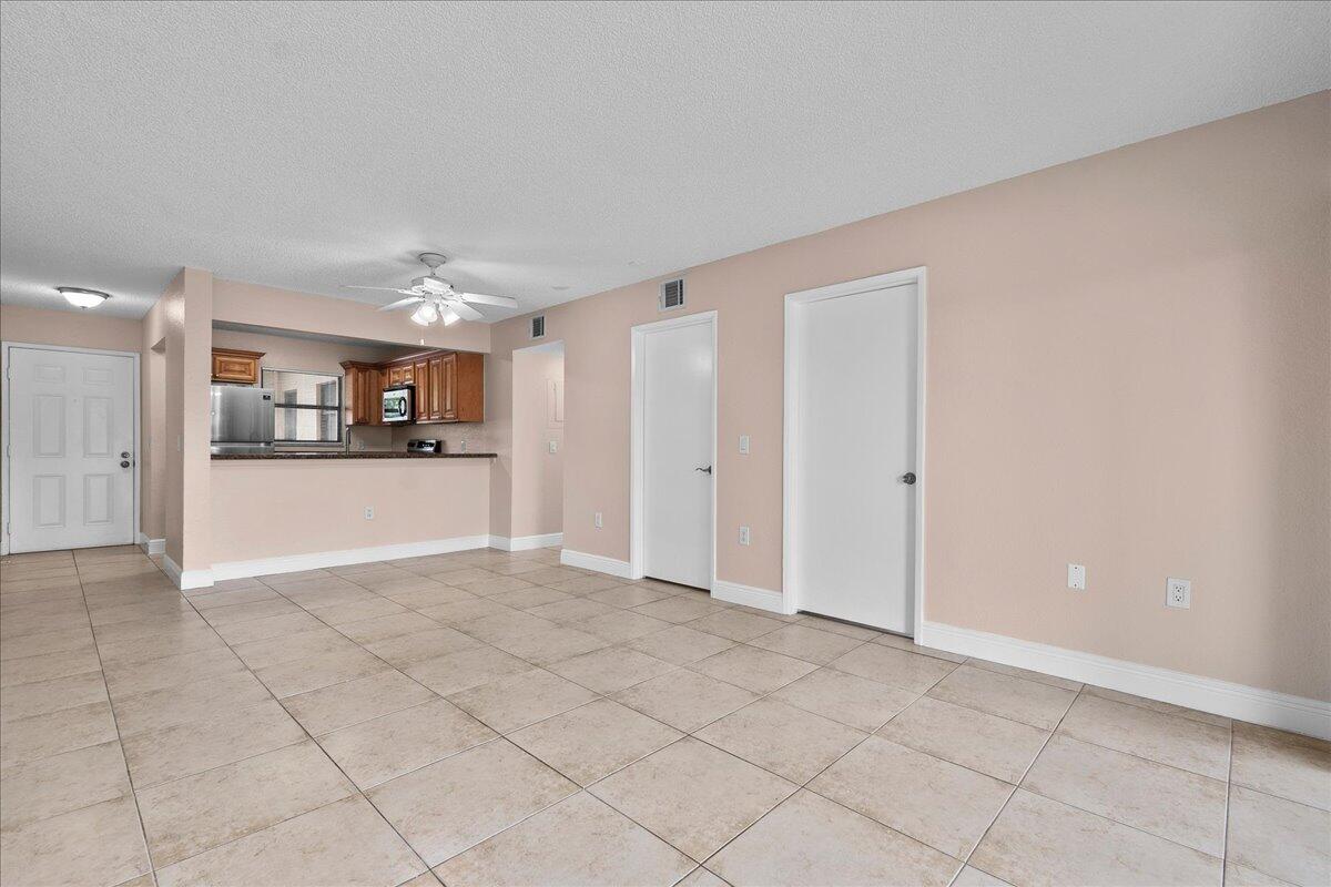 1524 Lake Crystal Drive F Property Photo 8