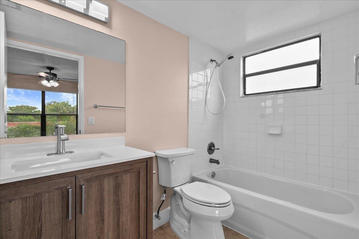 1524 Lake Crystal Drive F Property Photo 12