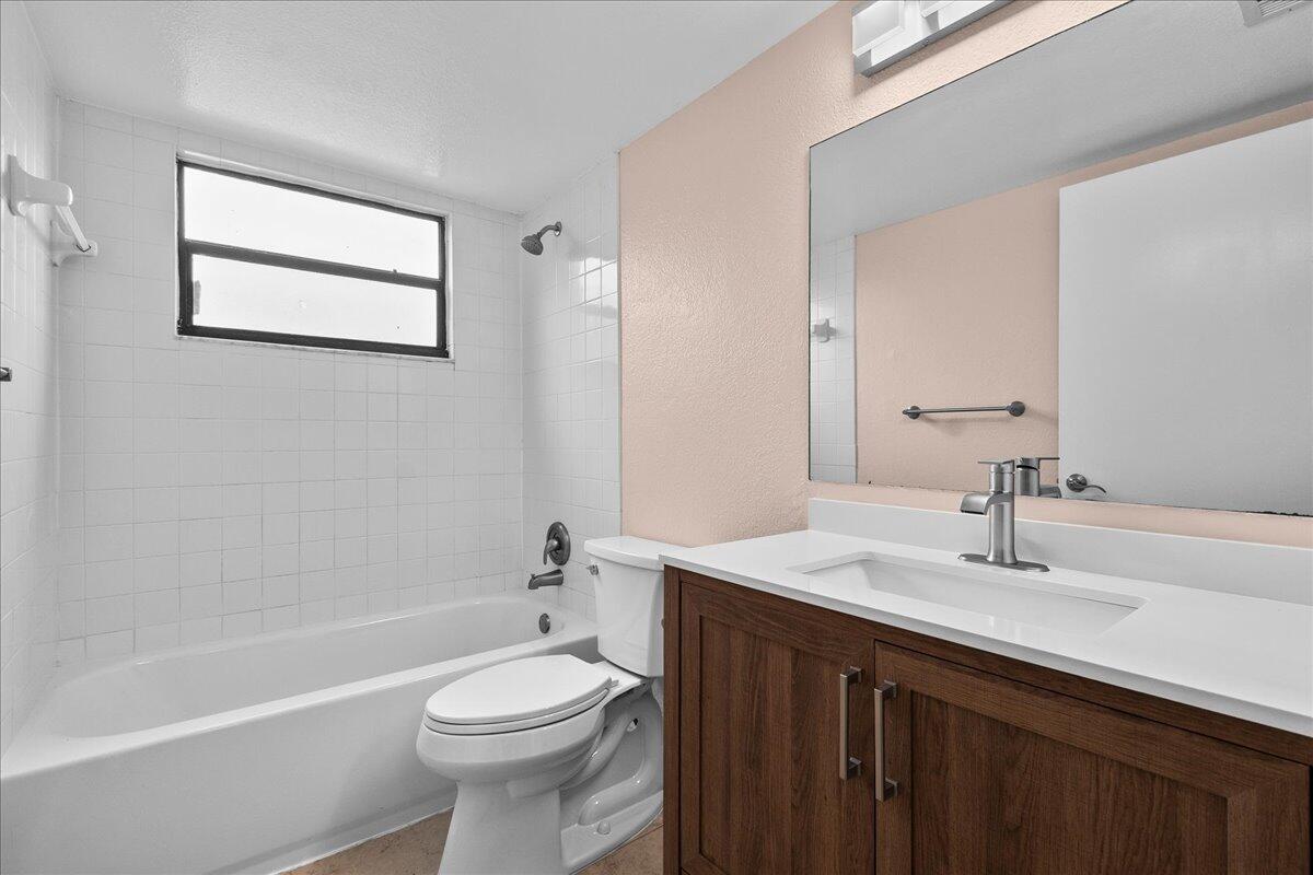 1524 Lake Crystal Drive F Property Photo 14
