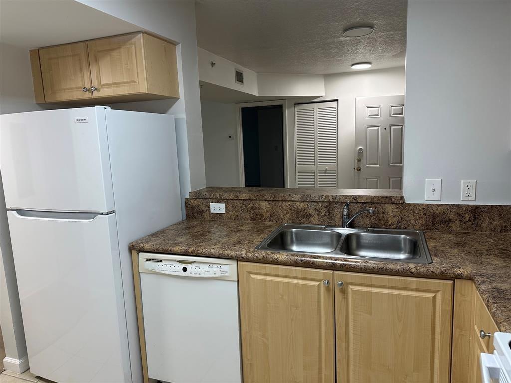 529 E Sheridan Street 1081 Property Photo 6