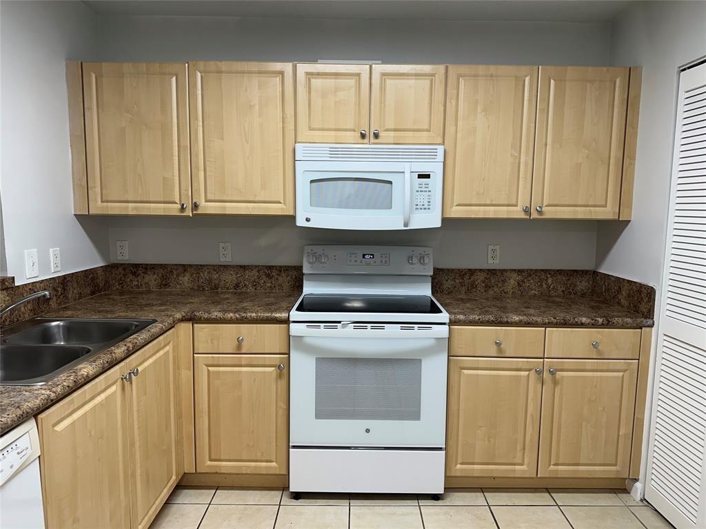 529 E Sheridan Street 1081 Property Photo 7