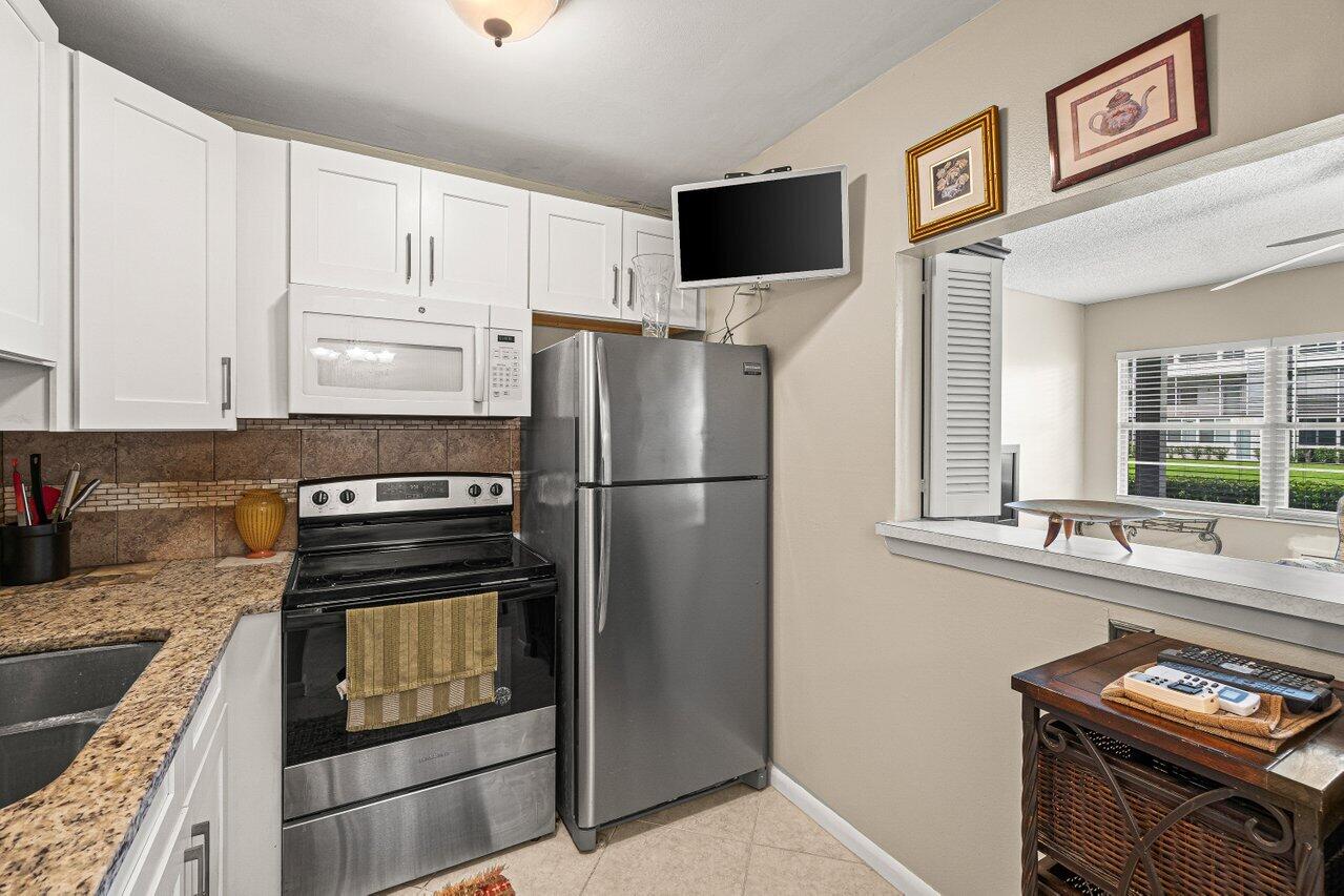 175 Suffolk E Property Photo 4