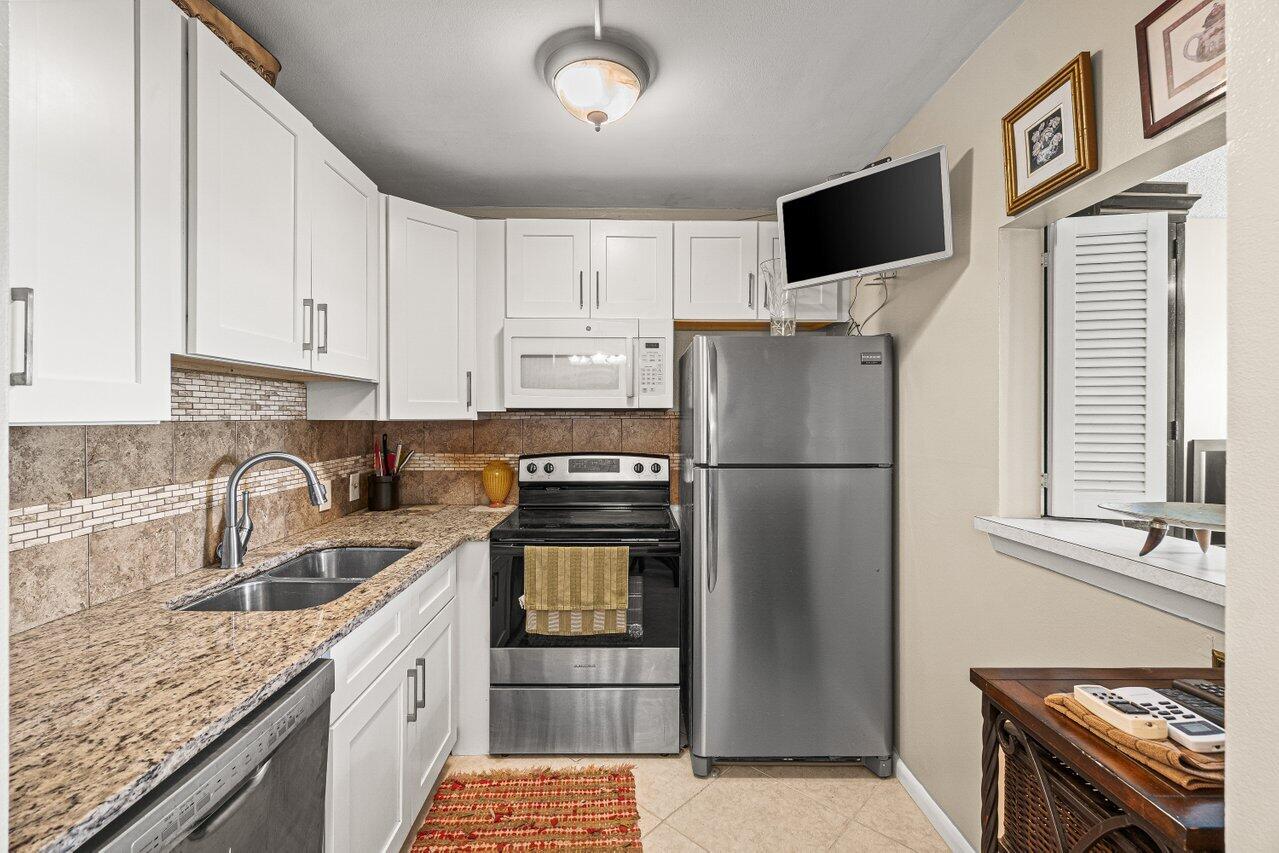 175 Suffolk E Property Photo 5