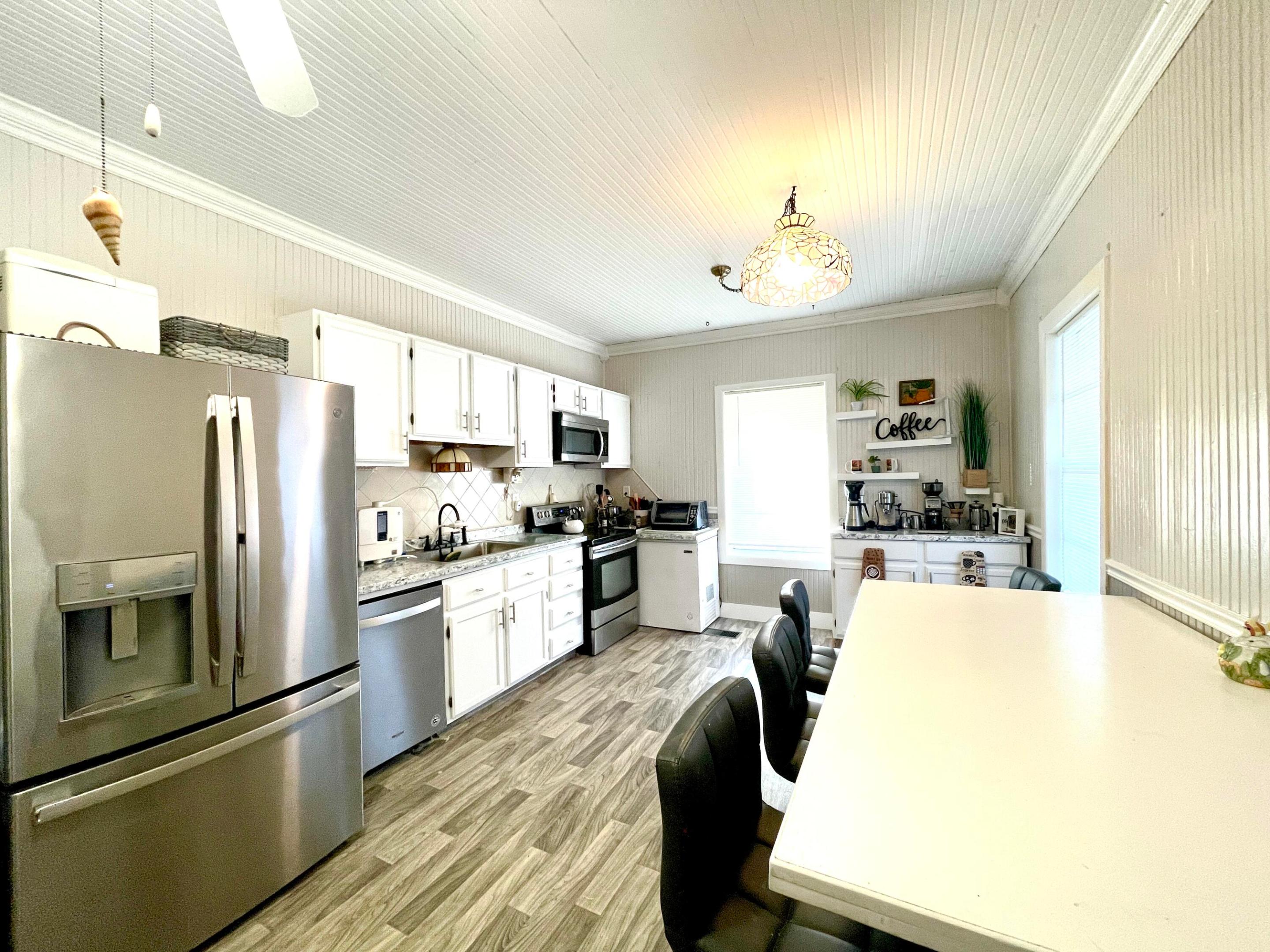 1099 7th Street Property Photo 1
