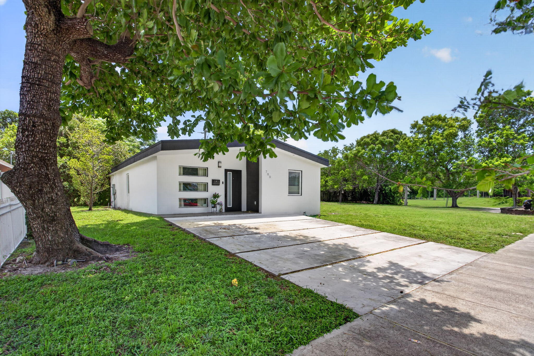 700 Nw 17th Terrace Property Photo 1