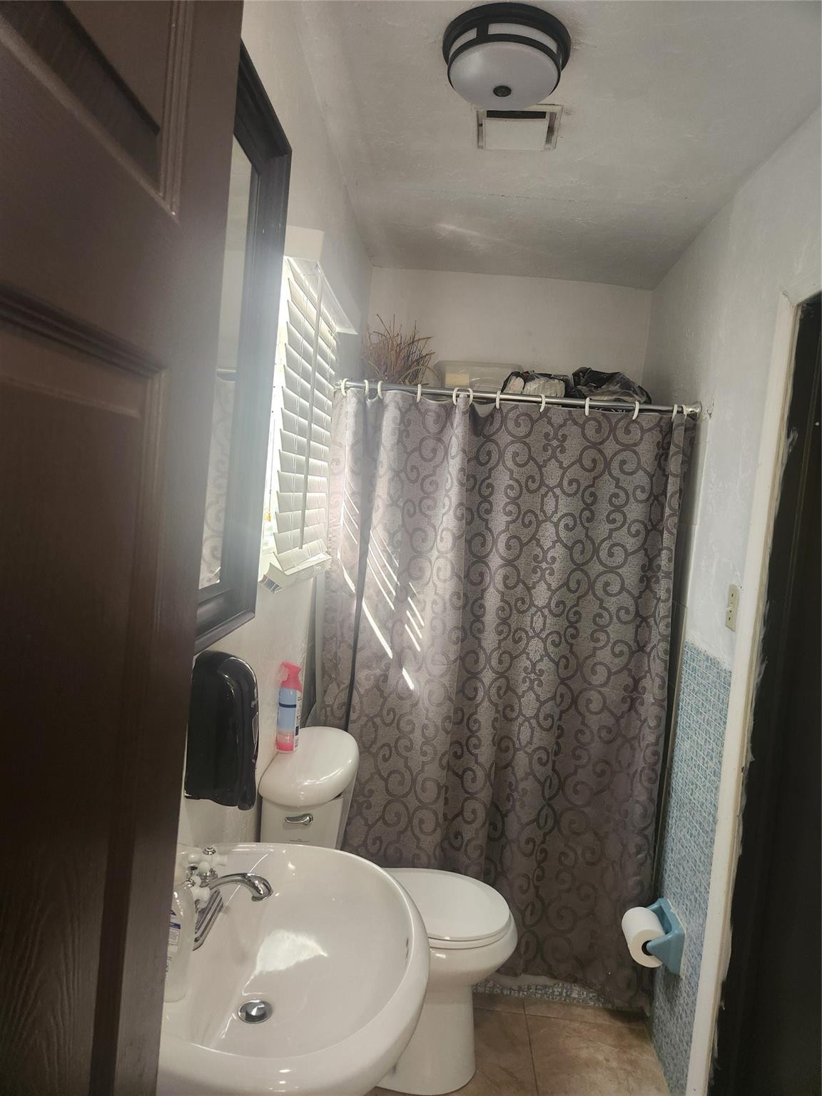 1000 Foster Road Property Photo 14