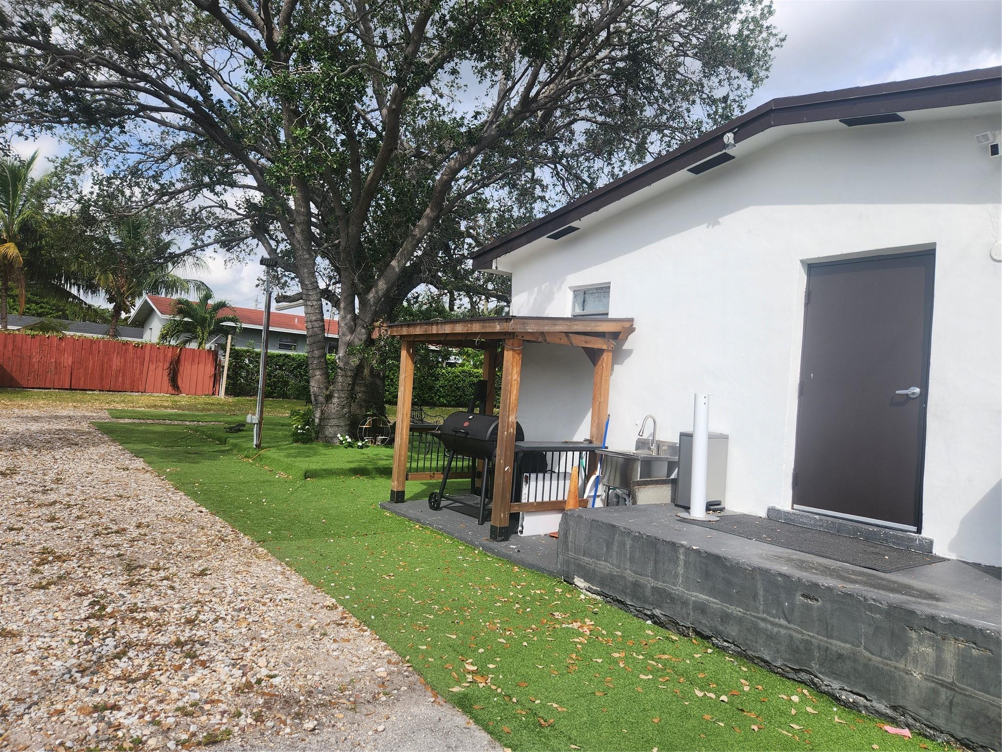 1000 Foster Road Property Photo 15