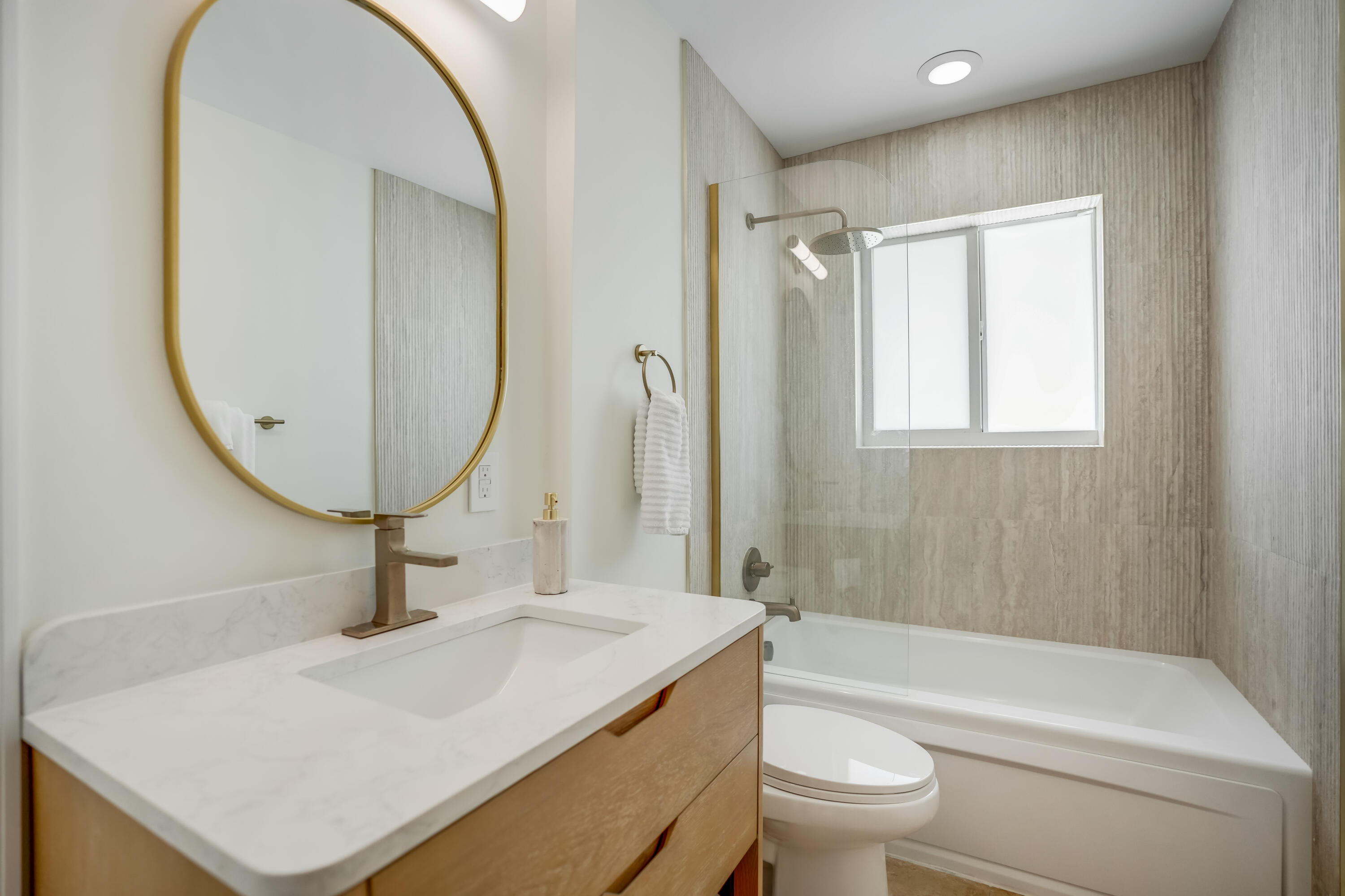 2400 N Riverside Drive Property Photo 33